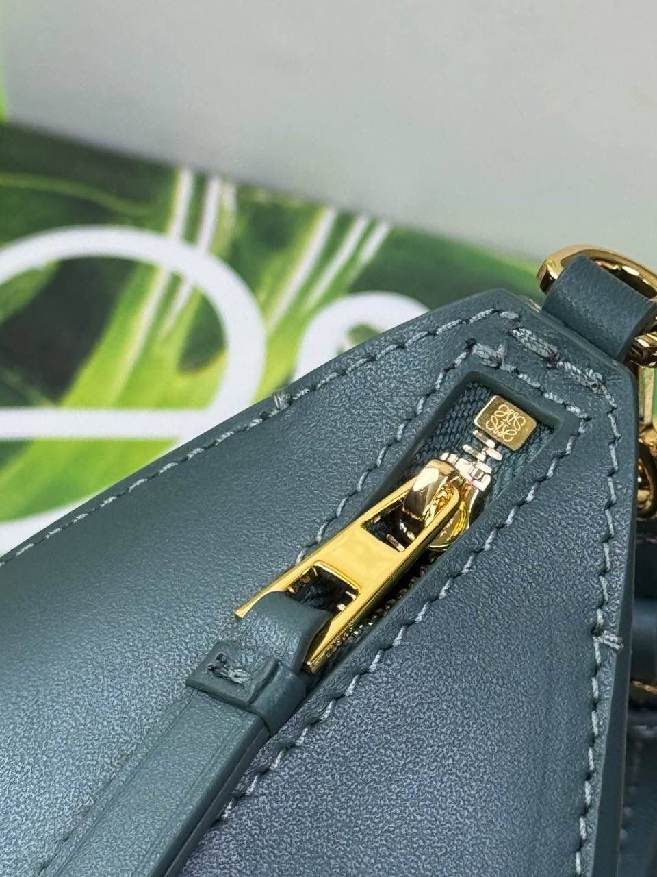 ♥️𝙋𝙪𝙯𝙯𝙡𝙚 𝙁𝙤𝒍𝒆 ——【香根草绿】 尺寸：𝟐𝟑-𝟔.𝟓-𝟏𝟓.𝟓𝐜𝐦 编码：522404 🎈经典几何为造型，以及柔软细腻的Napa牛皮，升级为可完全折叠的手拿包。 🎈自带一根🉑拆卸🉑调节的肩带，一包多背，多样化风格，秀场大放异彩😃日常实用性强👌 🎈配全套专柜礼盒🎁，给你满满的仪式感👀