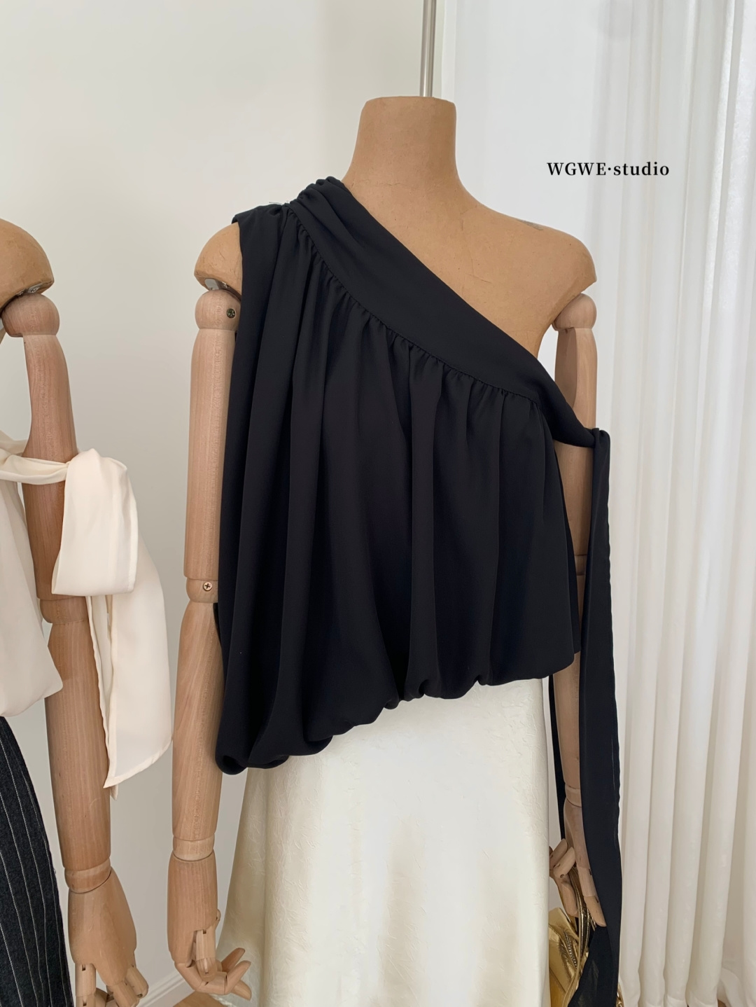 4605 Lumière One-Shoulder Blouse光影单肩上衣