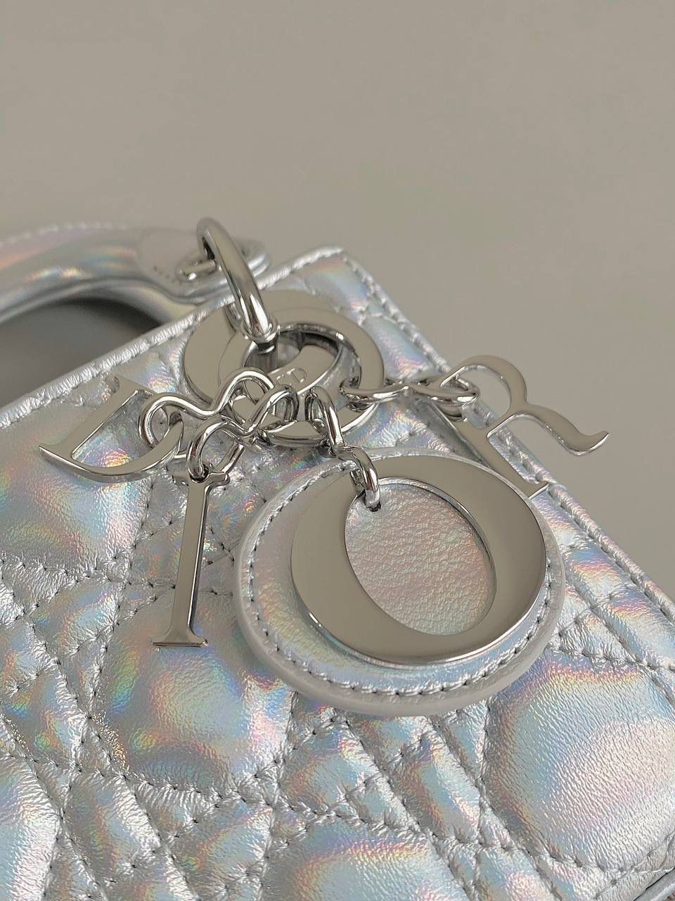 𝗗𝗜𝗢𝗥 𝗺𝗶𝗰𝗿𝗼 𝗹𝗮𝗱𝘆 𝗯𝗮𝗴23新色 🈶镭射银 天阿噜！小小只，简直太太太太可爱了！ 快！快！快！很少见有这么特色的包 Bing灵动炫目大胆的科幻视觉冲击太震撼 整个包身珠光呈镭射效果，犹如彩虹般 很是惊艳！配银色金属更有张力，好抢眼啊 可爱与炫酷的反差碰撞，也就只有它独具一格 拿到手你们一定要多背出去走走 它实在是美到过分了！！ size：12×10×5cm