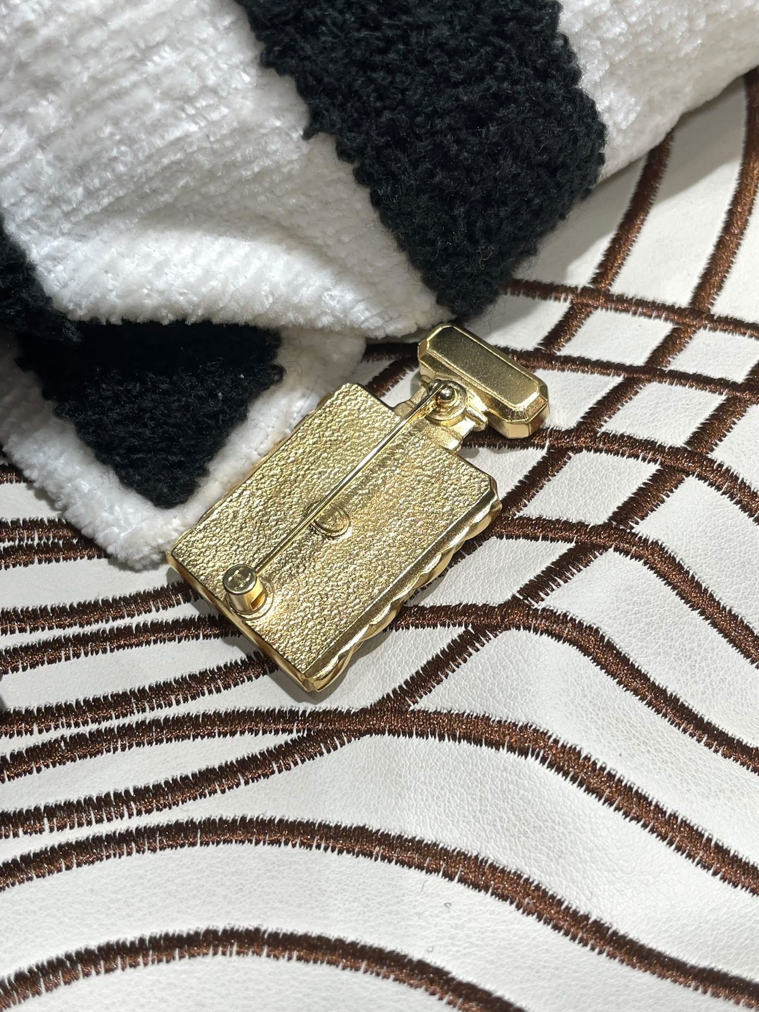 Chanel Booch 菱格紋香水樽CC閃石心口針 100%Authentic, 99%new✅dust bag✅box