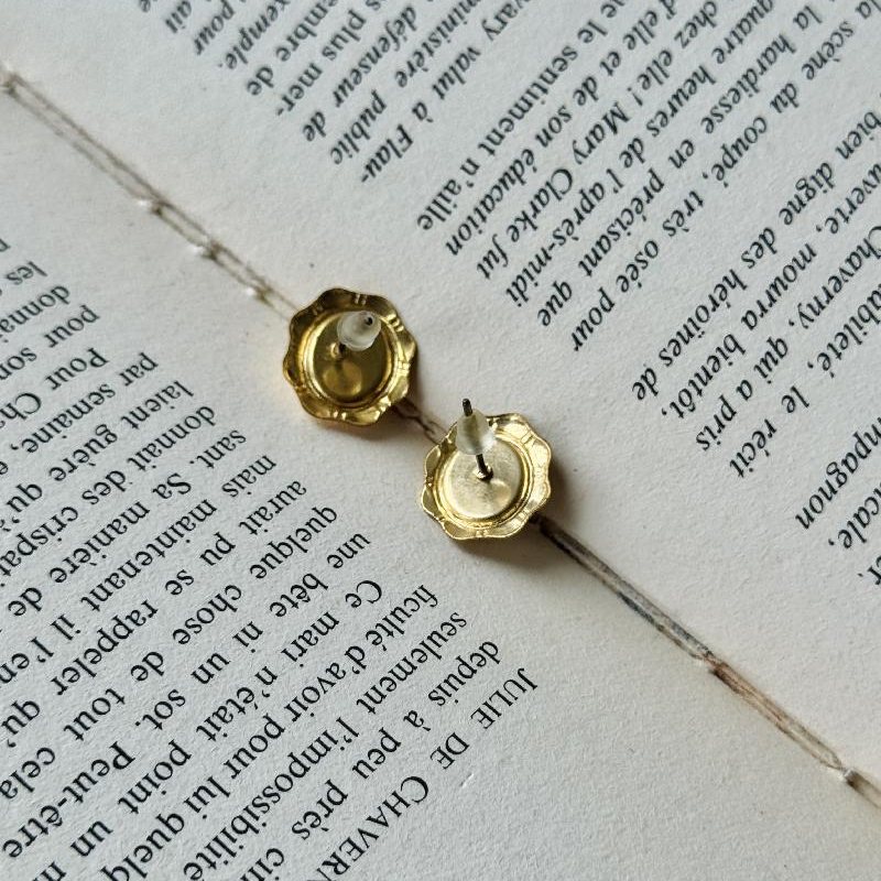 Vintage Elegant Faux Pearl Set in Gilt Frame Stud Earrings (MT2411)
