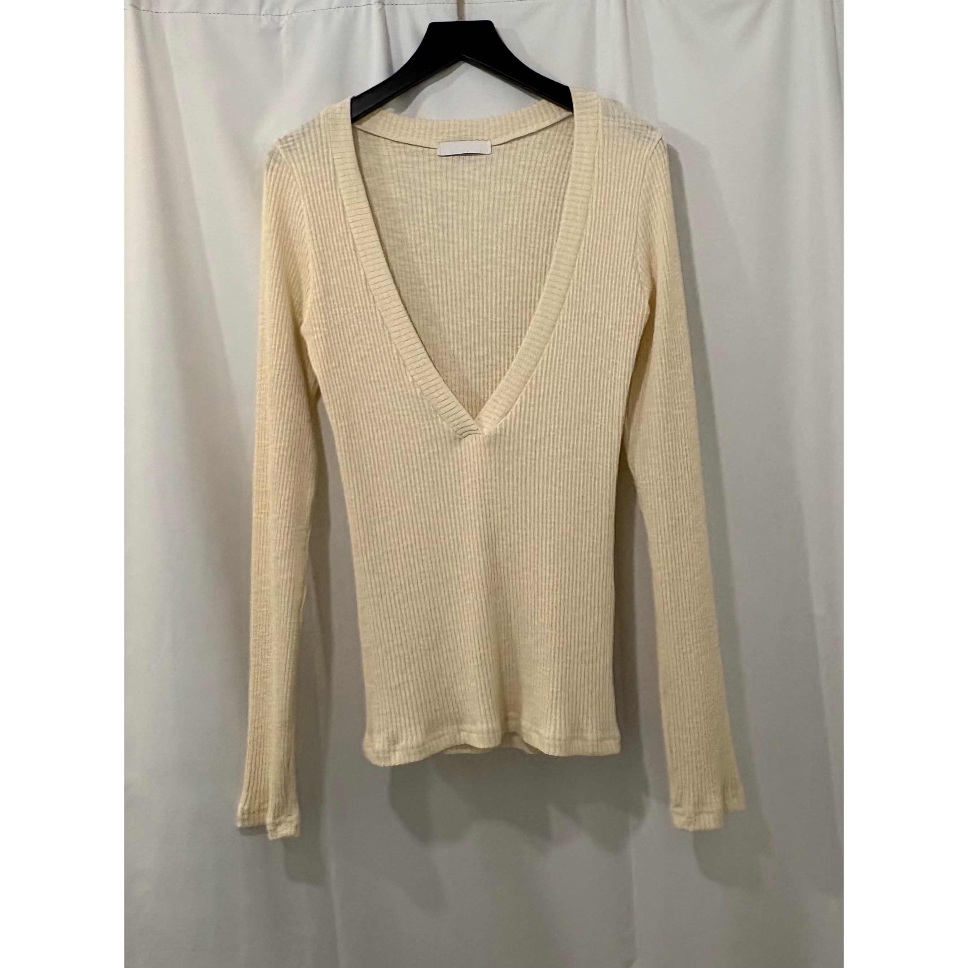 優惠價9月5截🐿️2608U《PLUNGING V-NECK TOP》
