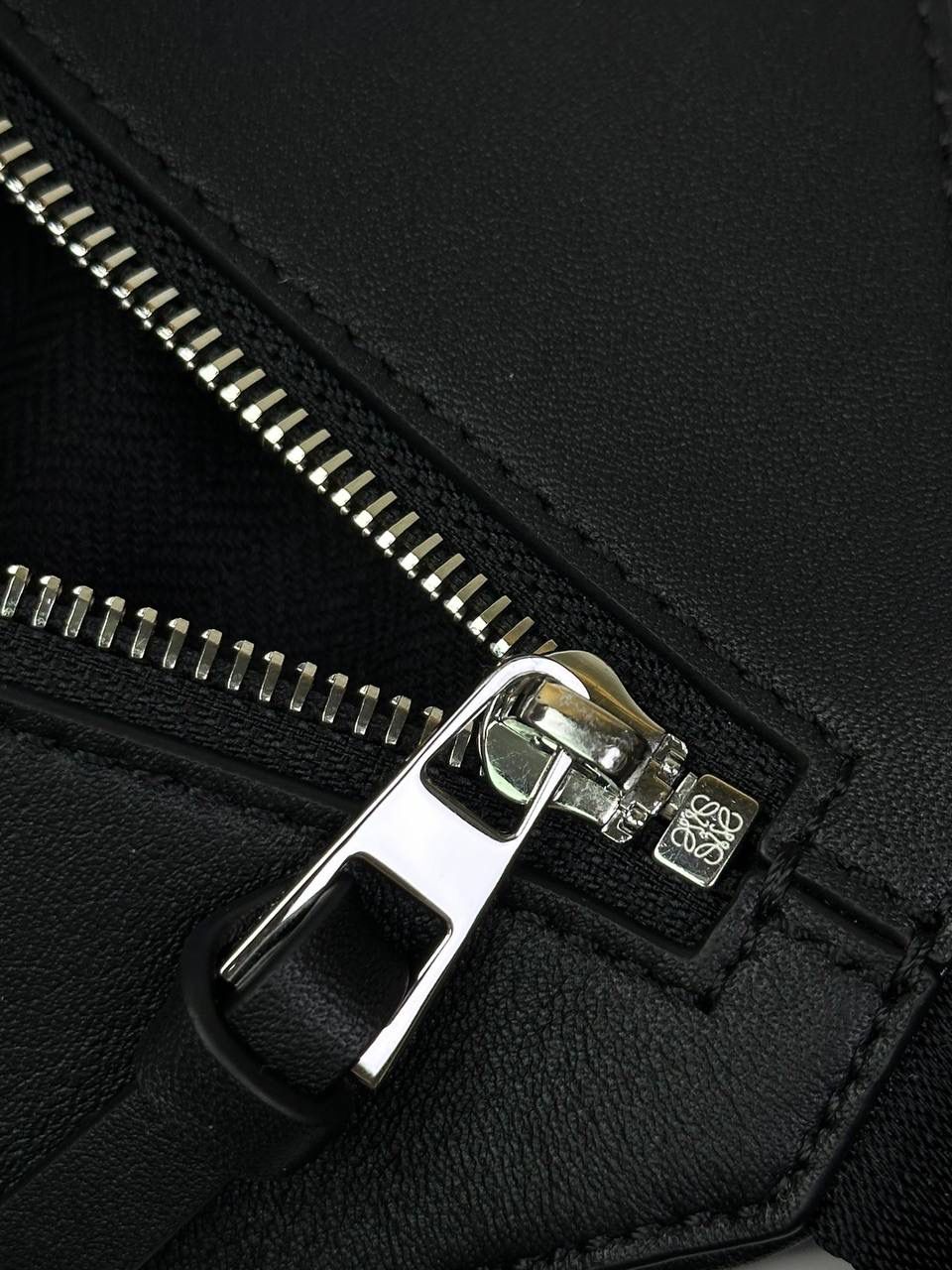 ———变形𝙎𝙡𝙞𝙣𝙜斜挎腰包👜 （新款黑色到货👉🏻） 尺寸：𝟑𝟐.𝟓-𝟗-𝟏𝟐.𝟑𝐜𝐦 编码：060402 👉🏻正面饰品牌标志性𝙇𝙤𝙜𝙤，搭配可调节𝙇𝙊𝙀𝙒𝙀织带，可打开以改变手袋容量并实现多种携带方式⭐️ 👉🏻经典小牛皮，皮质细腻柔软。可斜挎或者作为腰包携带，内里容量大，可容纳日常出行所需⭐️ 👉🏻独家全套礼盒套装➕独家高端品质，好货全在我手，送礼佳品⭐️