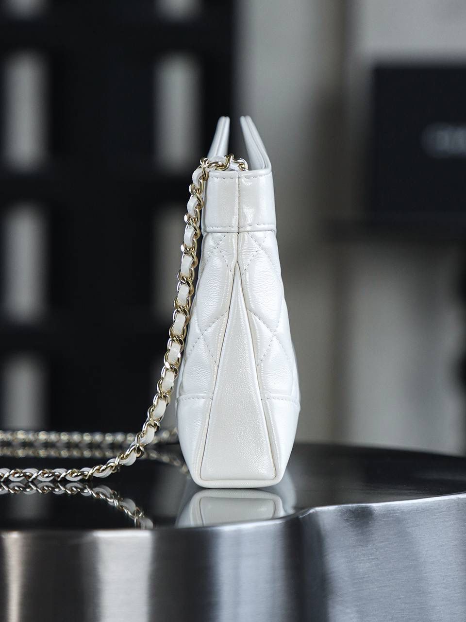 Nano 31Bag鑒定版👜 一包一碼 支持全球鑒定查驗身份證原廠專G Bonaudo皮料過關清單資料可査詢 夢中情包31bag nano超絕的仙女白色！ 更顯氣質和溫柔！ 人生總要有一隻仙女白的包包！ 31Bag nano更是時尚寵兒，實用與時尚的完美結合！ 五金：厚镀14k淡金 皮料：Bonaudo亮面小羊皮 尺寸：20*17.5*3.5cm