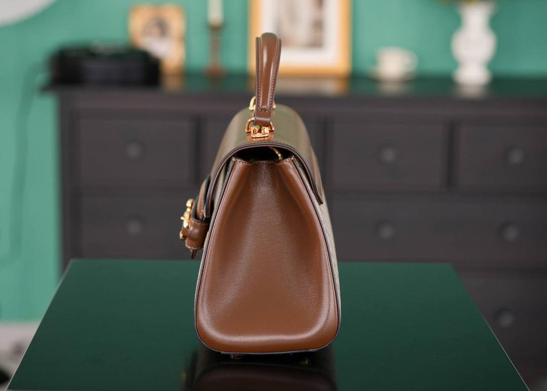 🥯GG Horsebit 1955系列中号手袋 棕色29cm 正品售价,500 𝑯𝒐𝒓𝒔𝒆𝒃𝒊𝒕系列的浓郁复古气息， 继续采用1955经典棕色原厂皮，除了包身的手提设计，另外配有两个不同风格的肩带，三种不同背法，圆润的包型非常适合亚洲女性，继马鞍包之后的又一个大爆款~ 官方款号 702049 尺寸：29x20x13cm