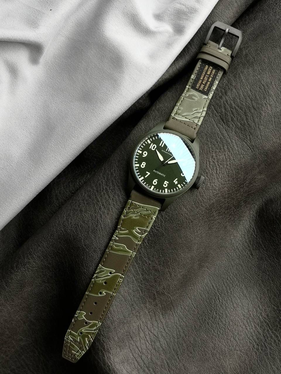 表壳、底盖、表扣首次采用磁化钛材质，高温处理后呈深灰色，区别于普通钛金属银灰色，更坚硬、防刮、不过敏。 表带由大厂制作，氟胶搭配森林绿进口帆布缝线；另赠可快拆联名皮带，整体搭配质感高级。 机芯采用日本西铁城8N24，稳定精准、耐用，厚度与万国82机芯一致。 首批试制50枚，现已可内部品鉴，量产同步加紧生产中。