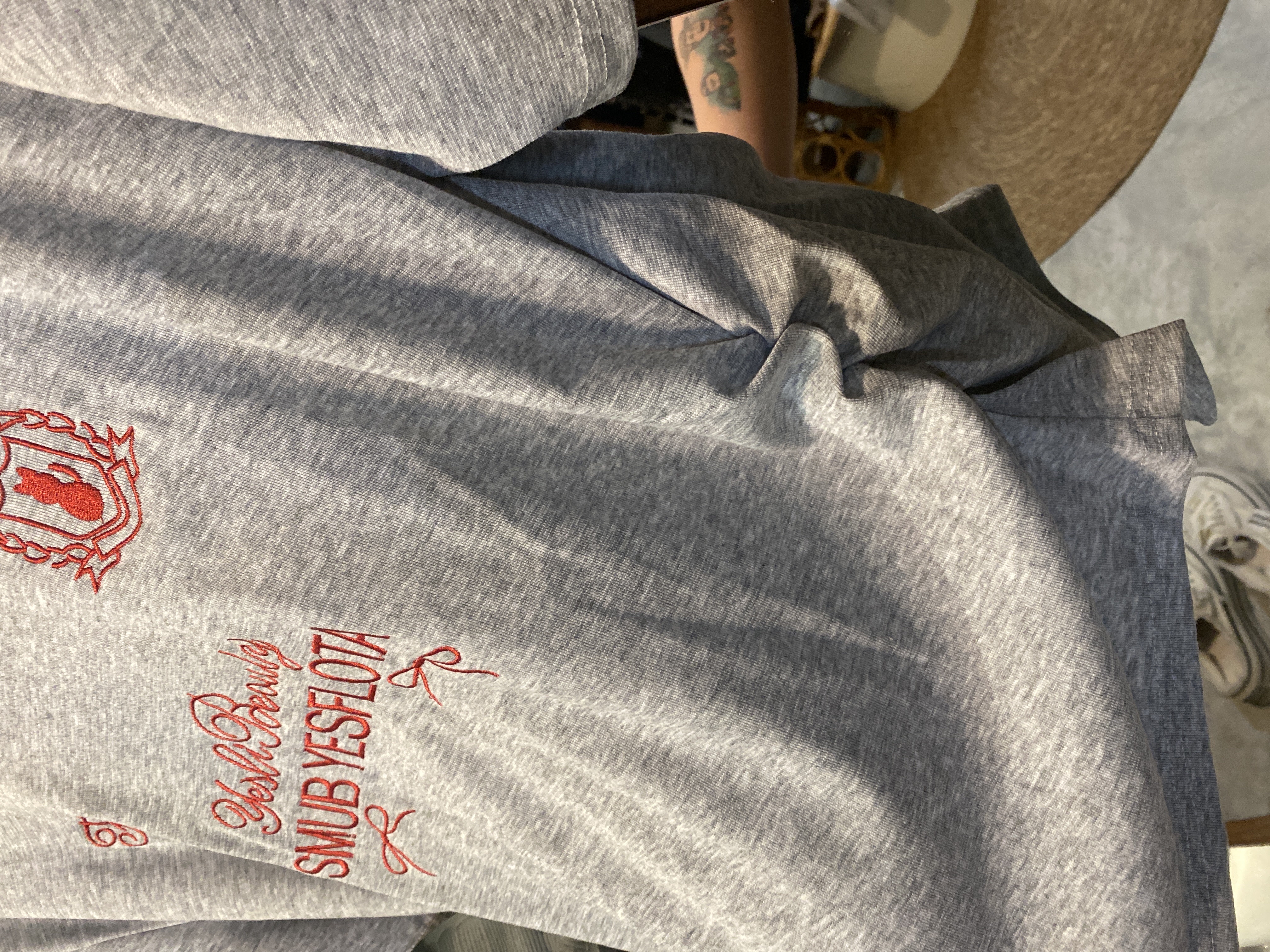 💥4646号-V领刺绣字母弹力修身上衣