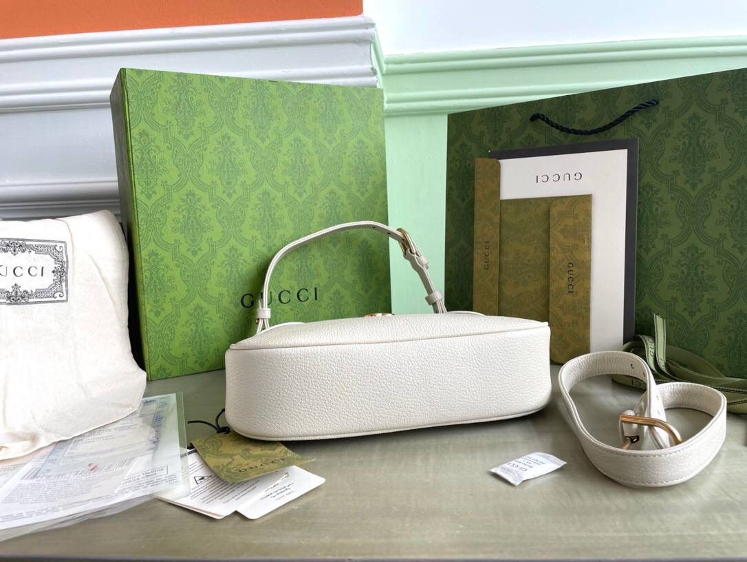 独家特级正品。G731817尺寸：25x19x7cm！Cosmogonie)系列在意大利历史悠久的蒙特城堡亮相。这一全新的新月造型小号肩背包从品牌典藏元素汲取灵感，采用柔软皮革材质呈现，并饰有在20世纪70年代亮相的双G标志🔥🔥 它配有两条可肩带 可调节肩带（55厘米高） 可拆卸链式肩带（26厘米高）