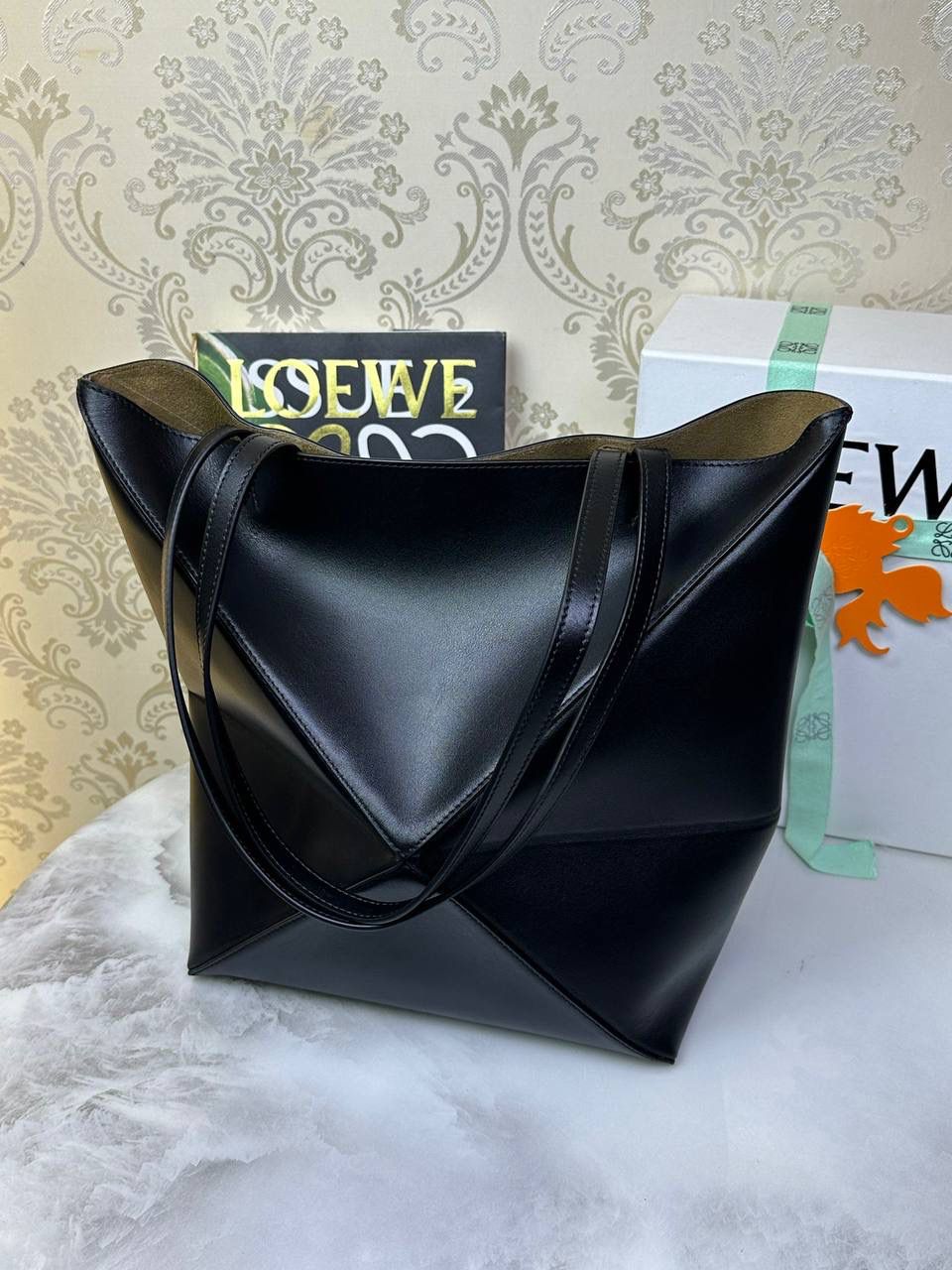 *中号𝐏𝐮𝐳𝐳𝐥𝐞 𝐅𝐨𝐥𝐝折叠手袋👜*（黑色） ——全新【𝗡𝗘𝗪】升级‼️ 延续经典𝙋𝙪𝙯𝙯𝙡𝙚的标志性几何裁剪设计，新晋顶流🅰️𝙋𝙪𝙯𝙯𝙡𝙚 𝙁𝙤𝙡𝙚 𝙏𝙤𝙩𝙚以折纸包为灵感，升级成🉑完全折叠‼️的结构，立体与平面任意切换，出差旅行🧳必备单品。小牛皮材质轻且柔软，𝐌𝐢𝐧𝐢尺寸搭配一条可拆卸式肩带，手提，肩背，斜挎多样化背法✨ 尺寸：𝟐𝟓.𝟓-𝟏𝟒.𝟓-𝟑𝟏.𝟓𝐜𝐦 款号：052316