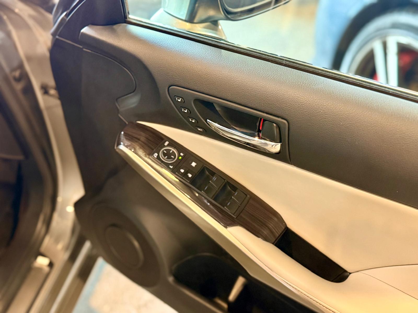 Lexus IS300H Hybrid 2013