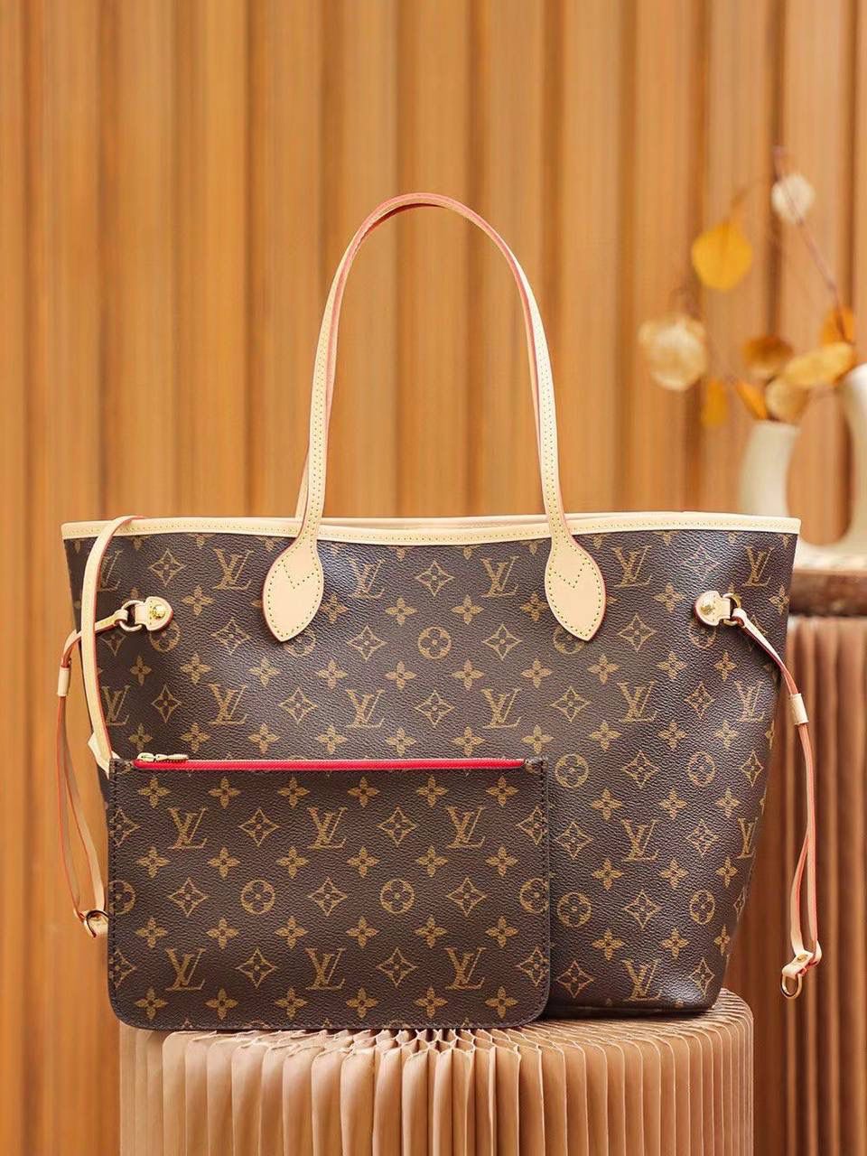 LV Neverfull 购物袋 👜✨ 特级老花 红里 ❤️ LV 最新款 Neverfull，经典款升级版～包包里面是红色内衬，看起来更高级更亮眼 ✨内袋重新设计，用清新布料，加一点复古小细节～还附送可拆拉链小包，可以单独拿来当手拿包用，也很方便 🥰 经典 Monogram 帆布，配红里，真的很好看 💯 📏 中号尺寸：32 × 29 × 17 cm