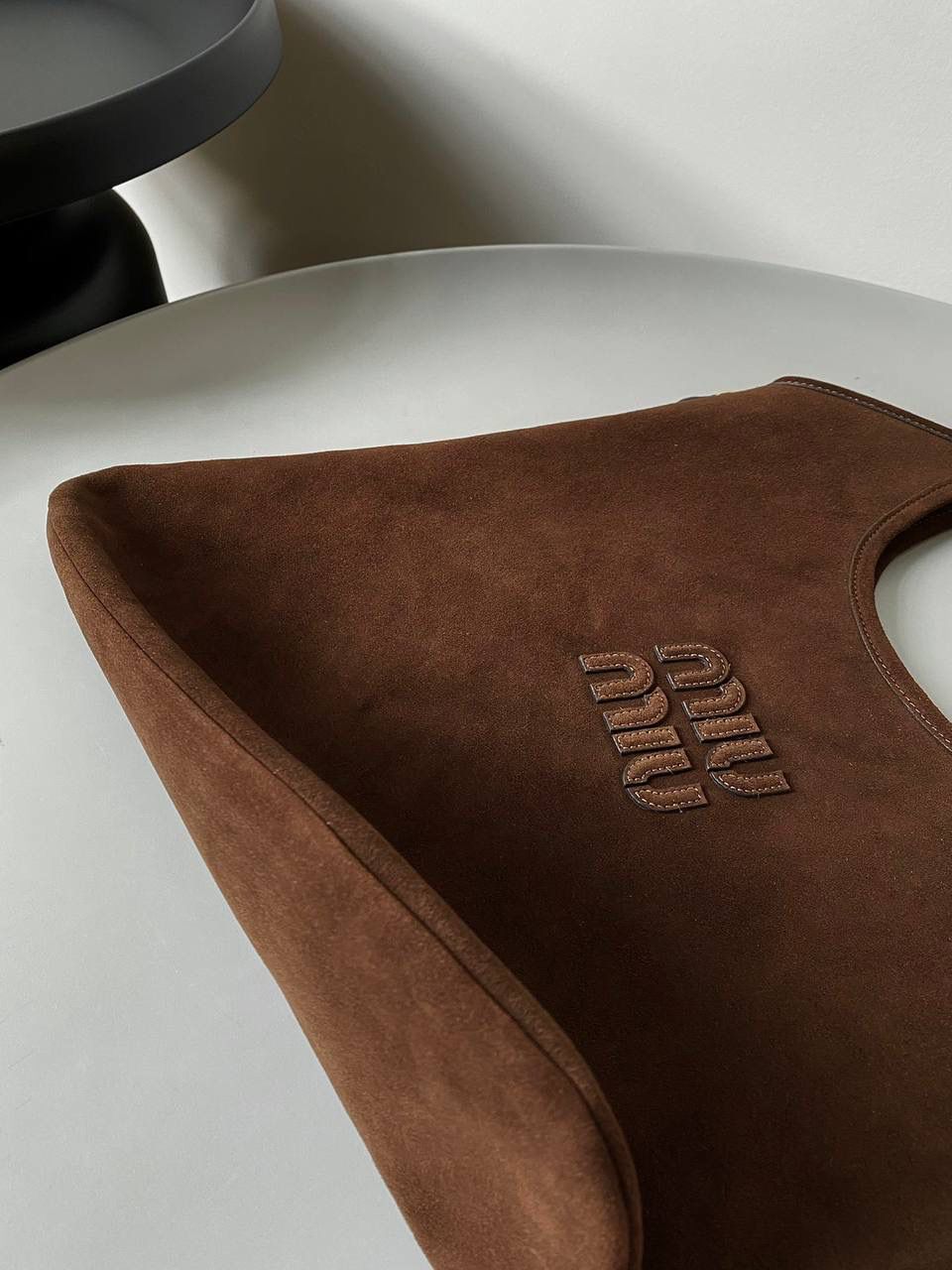 🈶深棕色 𝗠𝗶𝘂𝗠𝗶𝘂 𝐢𝐯𝐲 24秋冬托特 今年棕麂皮系列大人气啊！ 深深的巧克力色，满满秋冬味儿～ 绒面皮每年都会有，但是！！今年这股风刮的特别猛 从秀场到ins博主穿搭，或者线上门店 几乎都有麂皮元素！ 西装款 夹克 风衣 鞋子 包括包包等 延续去年美拉德色系的颜色， 今年的颜色各种各样，有深有浅 但我唯爱咱miu家的这个巧棕色 绝对秋冬氛围感里，最“增质感”的时髦单品！ 35×40cm #F0110m