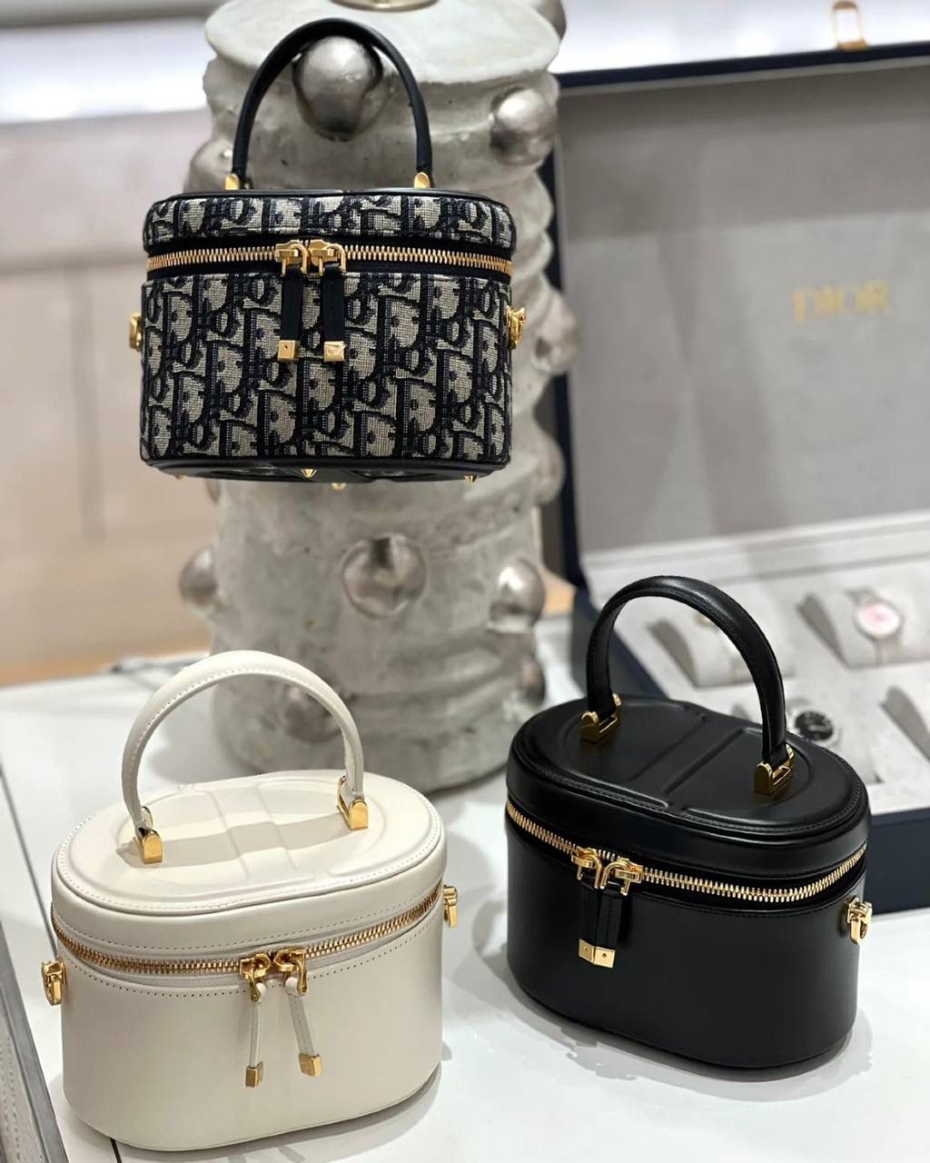 实拍实拍 💕 小号 CD SIGNATURE VANITY 手袋蓝色 Oblique 印花 独家渠道货 独家CD渠道货化妆包最新款上新 尺寸：16 x 11 x 9.5 厘米 独家实物手机版本实拍 需要实拍的看这里✨