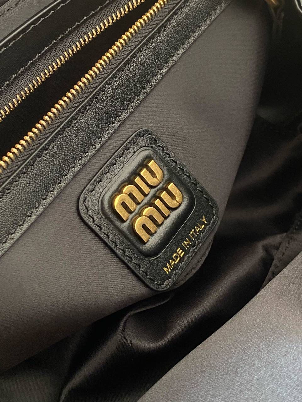 🈶黑色 𝗠𝗶𝘂𝗠𝗶𝘂保龄球| 吊饰版 说是公文包.更是保龄球！ 虽倆者都早已大火全网时髦圈哈哈 今年这只长手柄保龄球能买到就是赚到咯！ 细长的手柄整体更秀气了 还送了一串吊饰 是一把锁头还有一个爱心， 上面都有logo刻印很精致也很厚重 宝子们再也不愁买挂饰啦！ 28×11.5×8cm #F0010m