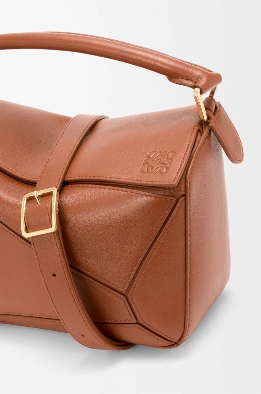 【十周年限定款🆚经典款】 👉🏻区别1️⃣：里外全羊皮，侧面增加可拆卸标牌挂饰以及气球骰子，内里更换为金标（如图1️⃣2️⃣3️⃣4️⃣） 👉🏻区别2️⃣：底部增加脚钉保护整个包包，以前只有中号以上才有（如图5️⃣） 👉🏻区别3️⃣：铰链式拉链头，拉牌刻有品牌创建年份以及品牌英文LOGO（如图6️⃣7️⃣） 👉🏻区别4️⃣：肩带调节变更为针扣调节（如图8️⃣）