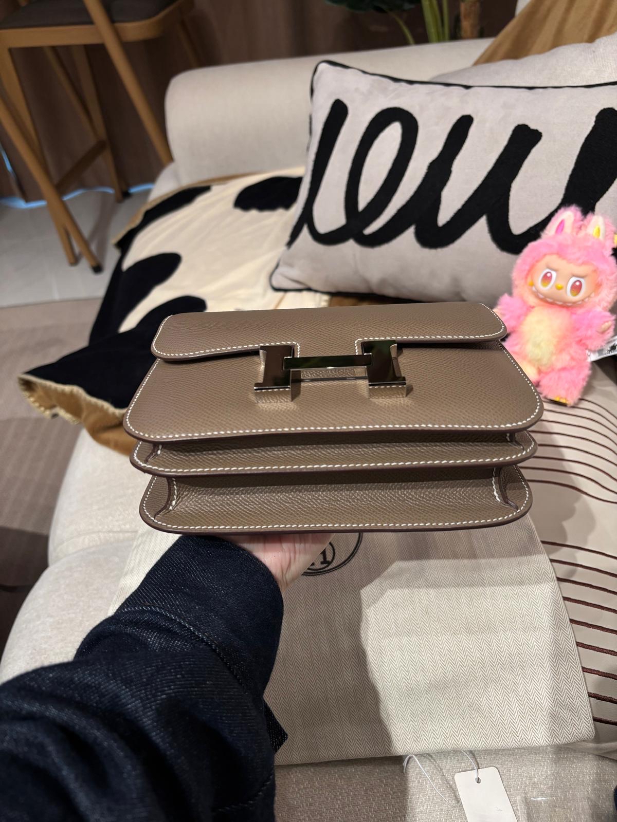 Hermes Constance mini 19 , Stamp Y 大象灰銀扣epsom 牛皮100%Authentic, 98%New ✅Dust bag ✅Box