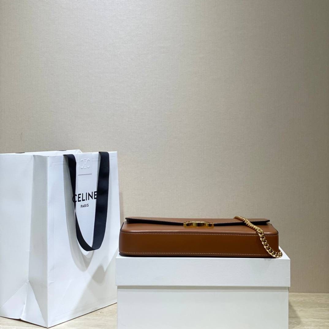 🔥大货实拍图 𝗖𝗘𝗟𝗜𝗡𝗘 ♥ 亮泽牛皮革链条包 型号：197413 尺寸：33*13*5cm