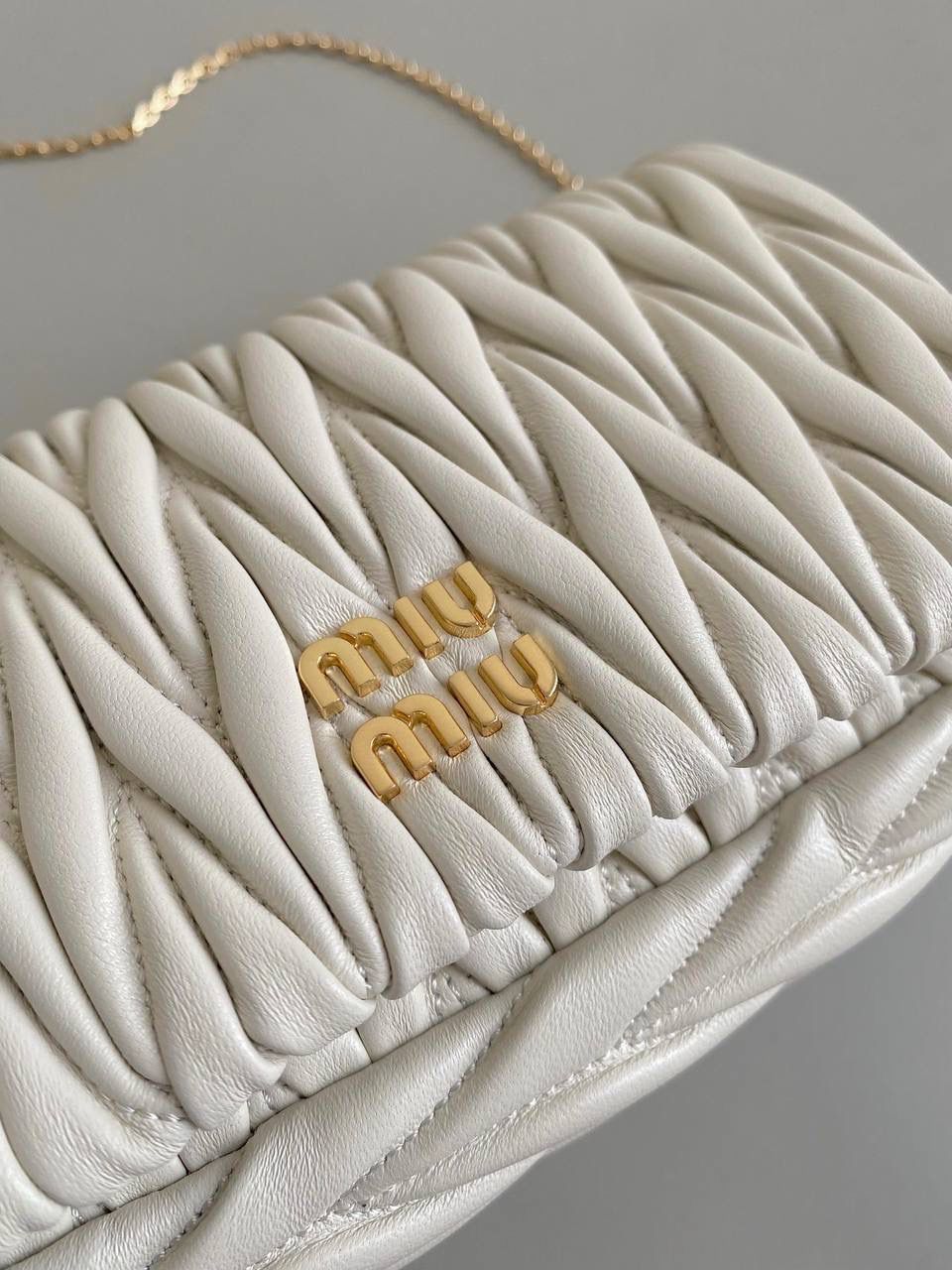 🈶白色 𝗠𝗶𝘂𝗠𝗶𝘂 𝐰𝐨𝐜链条包 咱就是说是不是不止我一个人喜欢这款链条包⛓真的好好看！精致的一塌糊涂，当一只手拿包也能彰显气质 我们用的是进口小羊皮！非国产皮料 肉眼可见的细腻，软软糯糯触感非常好！ 他家经典独特的褶皱工艺，是要有一定厚度 底料太薄了都做不出它的饱满 弹性 更不是市场通货干瘪瘪的褶皱，实在太假 我们新合作的老师傅在这细节上扣的很认真 一缕一折都有zp的神韵，且做到对版！！追求高品质的来 18×9.5×4cm #F0003m