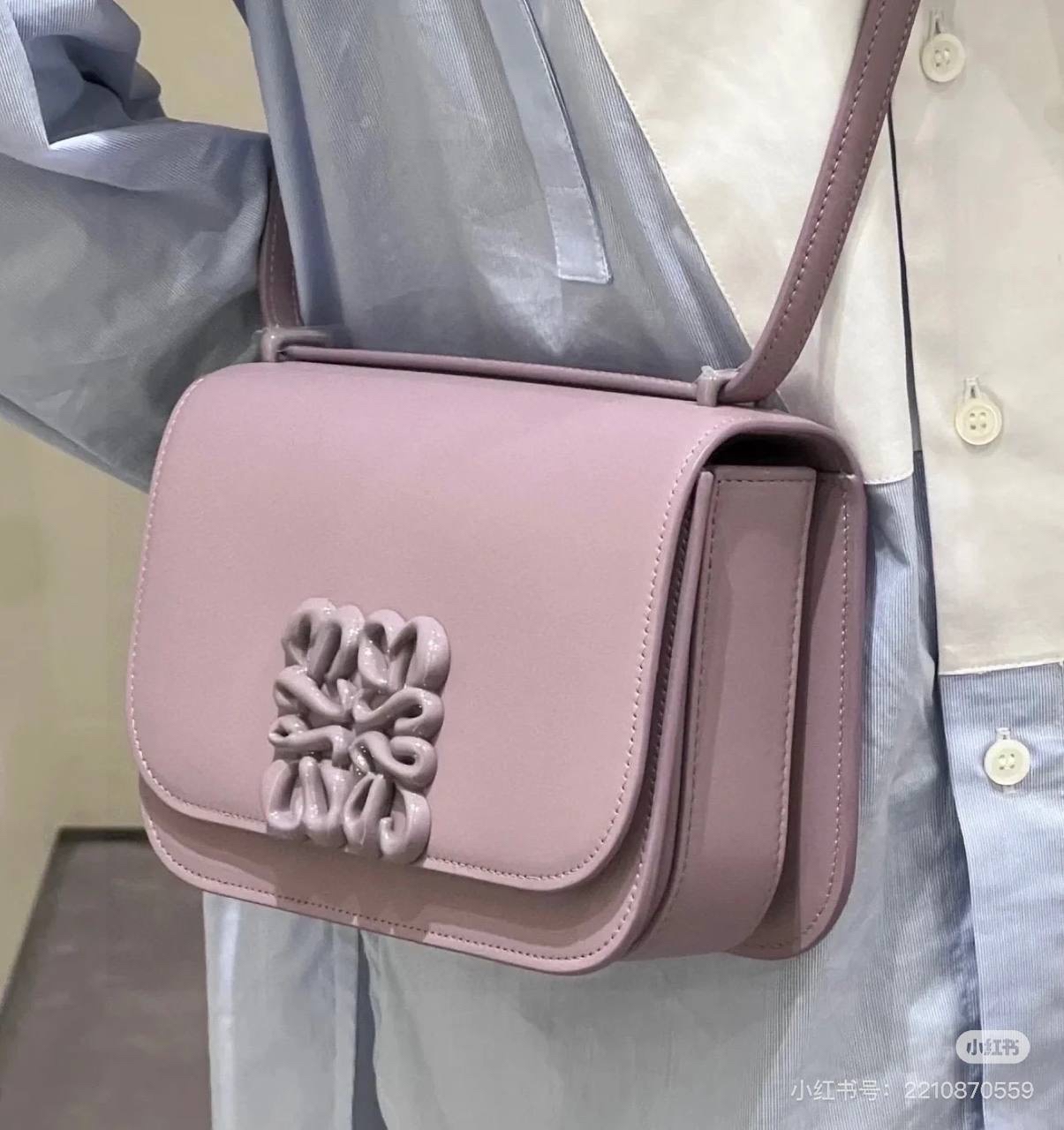 🎈单色釉𝘎𝘰𝘺𝘢*缎面皮 —【藕粉紫釉到货✅】 尺寸：𝟏𝟗-𝟔-𝟏𝟑.𝟓𝐜𝐦 编码：262123 【配全套礼盒】 ✅汲取古代单色釉瓷器色彩灵感，全新打造𝘓𝘰𝘸𝘦*单色釉系列。该款采用缎面丝绸牛皮搭配内里纳帕羊皮，手感丝滑细腻。正面立体膨胀𝘈𝘯𝘨𝘳𝘢𝘮 𝘓𝘰𝘨𝘰设计搭配陶瓷小兔子挂饰，堪称时尚界的艺术品。 ✅磁扣开合，内部3个隔层设计，以及按扣和背面小侧袋，收纳方便➕安全感满分，能装，好搭。