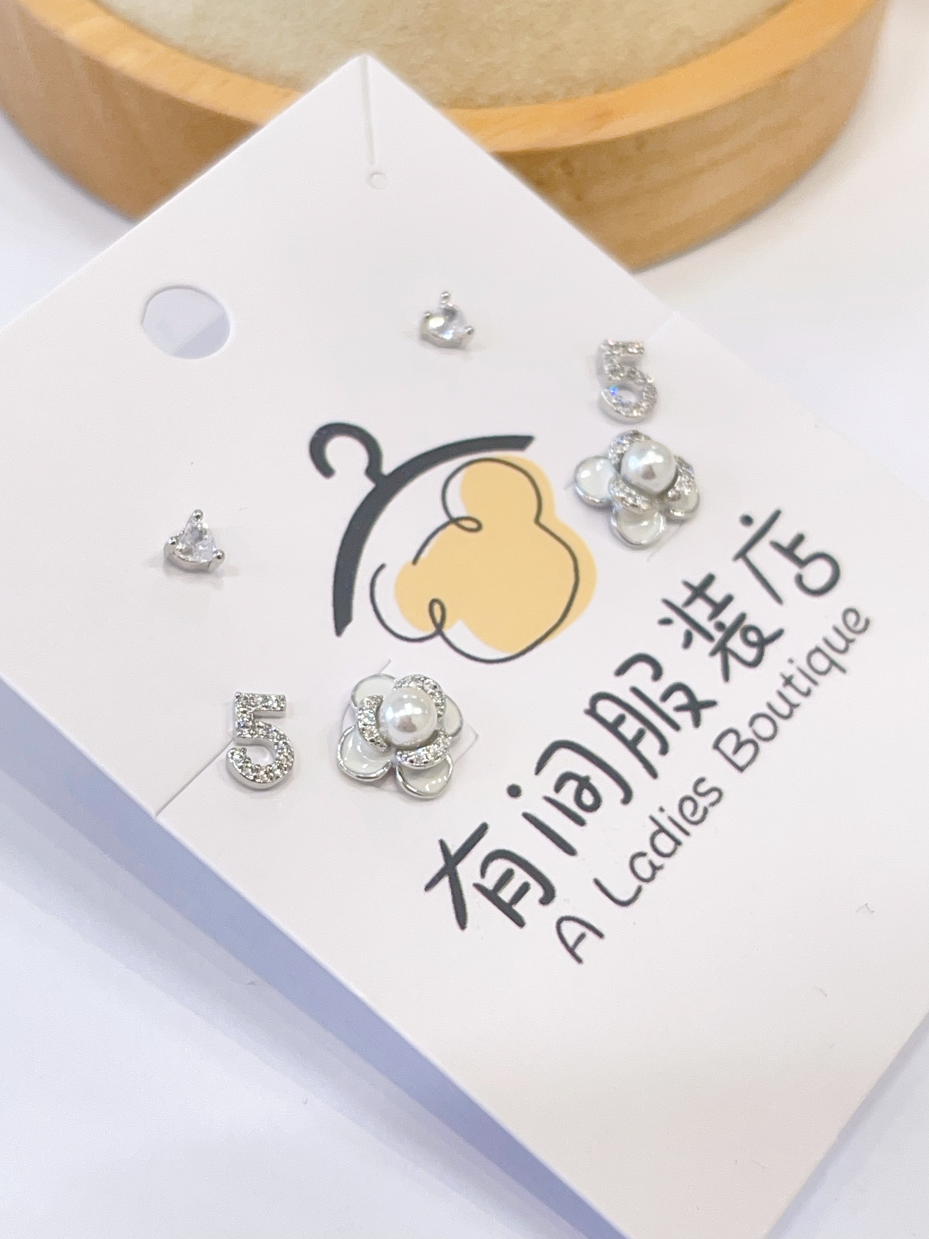 白色山茶花数字耳环套装