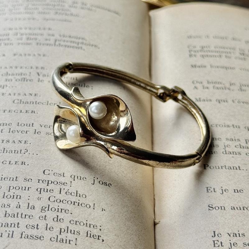 Vintage Stamped "Avon SH" Gold Tone Calla Lily Faux Pearls Bracelet(MT2137)