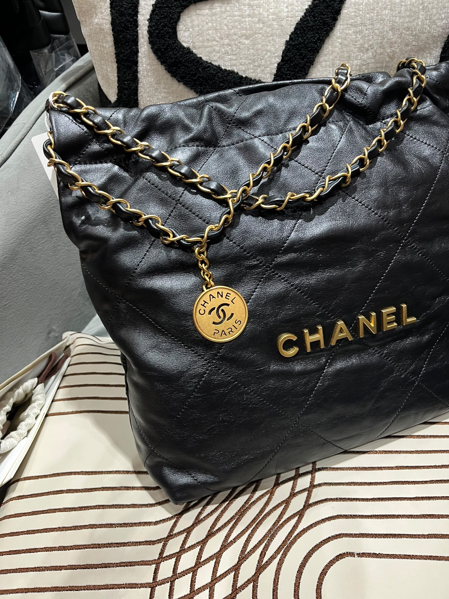 Chanel 22 Small AS3260 黑色牛皮，金鏈100%Authentic, 98%New ✅晶片✅Dust bag✅Pouch