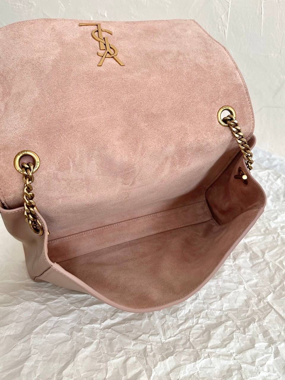 ys1 kate双面平纹粉/麂皮粉 中号👶🏻 我个人很喜欢的一只ys1 一只包有两种风格(双面能用) 春夏用牛皮面，秋冬用麂皮面 有没有和我一样不喜欢定型包的姐妹 就喜欢这只双面kate软piapia的随性感☺️ 容量贼大，自重还轻，爱了爱了～ 28.5×20×6cm553804m