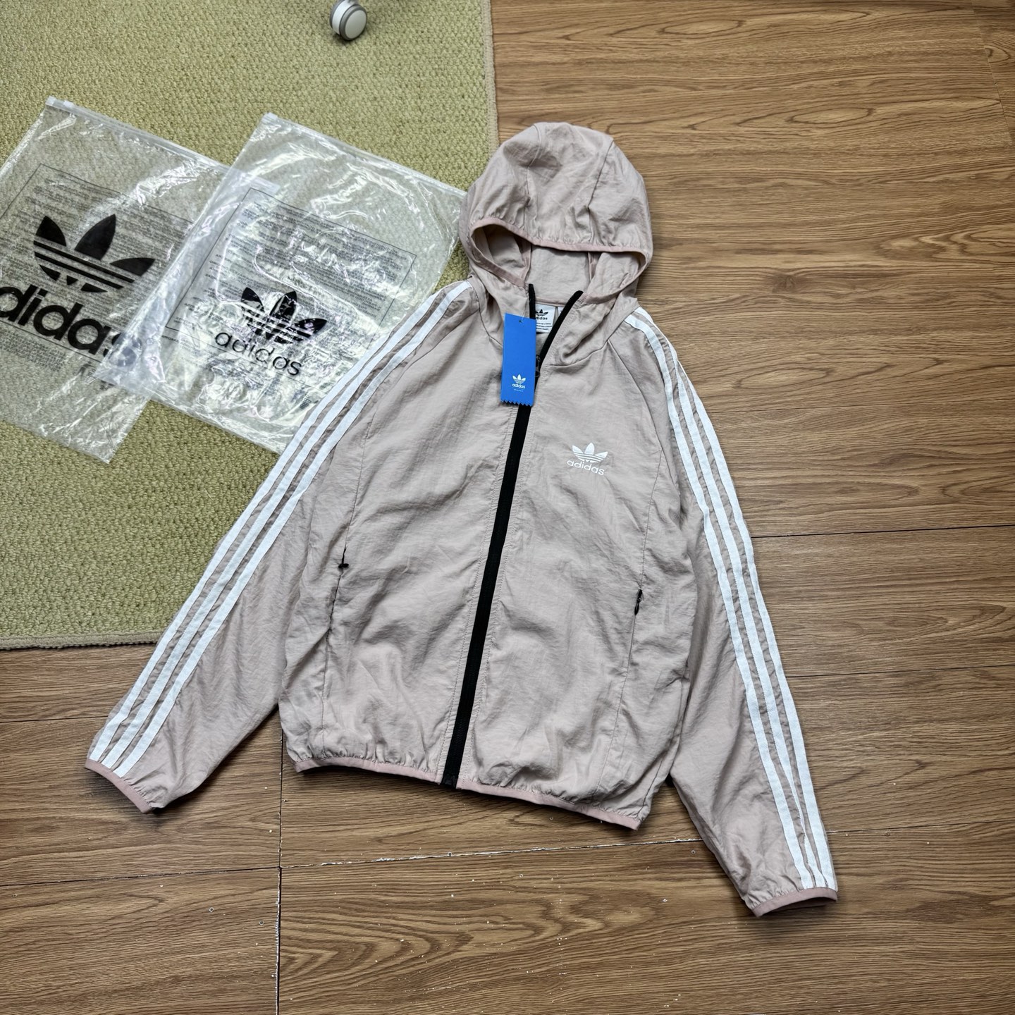 $188件。Adidas 三葉草 三色連帽防曬外套（韓系套裝感）