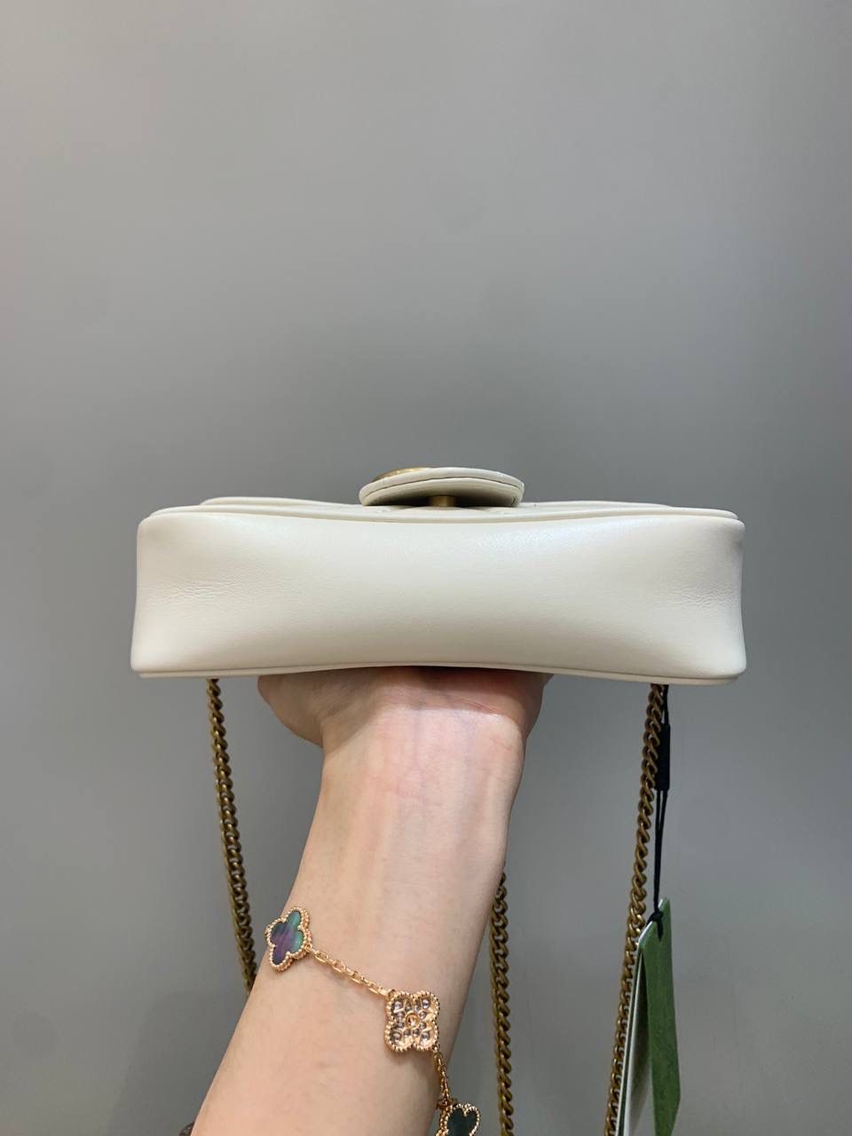 新背景实拍正品级 。经典款白色16.5cm‼️ 黑色销量第一的话那白色绝对稳居榜单第二、夏天超级热卖，基本人手一个，奶白奶白的颜色，简单干净舒服，皮质五金都是最好级别的，恰到好处的复古调调，很有质感‼️ 型号476433；尺寸16.5/10/4cm