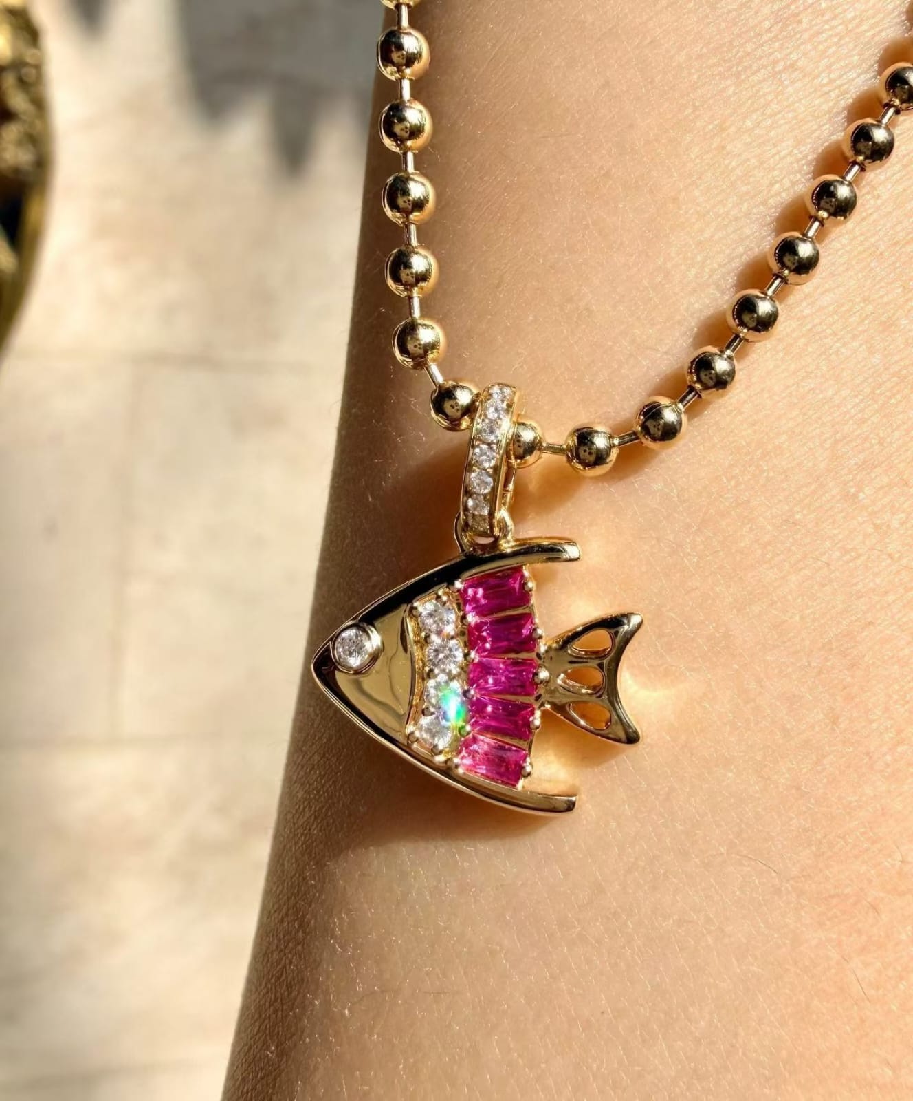 精緻金魚造型吊墜項鍊，鑲嵌紅寶石與藍寶石