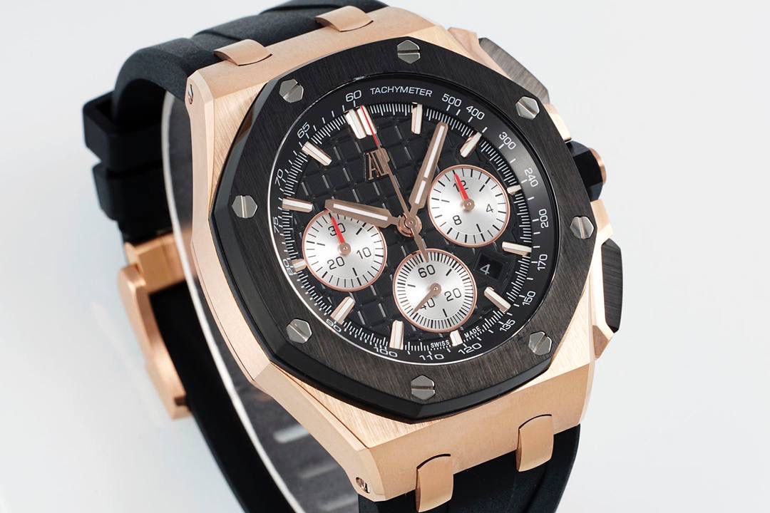 独家开发爱彼皇家橡树离岸系列26420，购入原装1.1打造💯🔥全表采用德国最新cnc技术，每个细节都同步原装，表带表扣通用原装技术实现快拆技术可同原装互换，字面采用最新款纵横格纹面，上手霸气豪华，机芯使用最强丹东机芯外观复刻原装4401机芯实现正面反面与原装难分雌雄。首批数量有限先到先得。首批颜色分别为，1，玫瑰金熊猫眼，2，最火沙漠黄烟熏盘，3，经典蓝盘白眼，4灰盘蓝眼睛，5，经典百搭白熊猫。