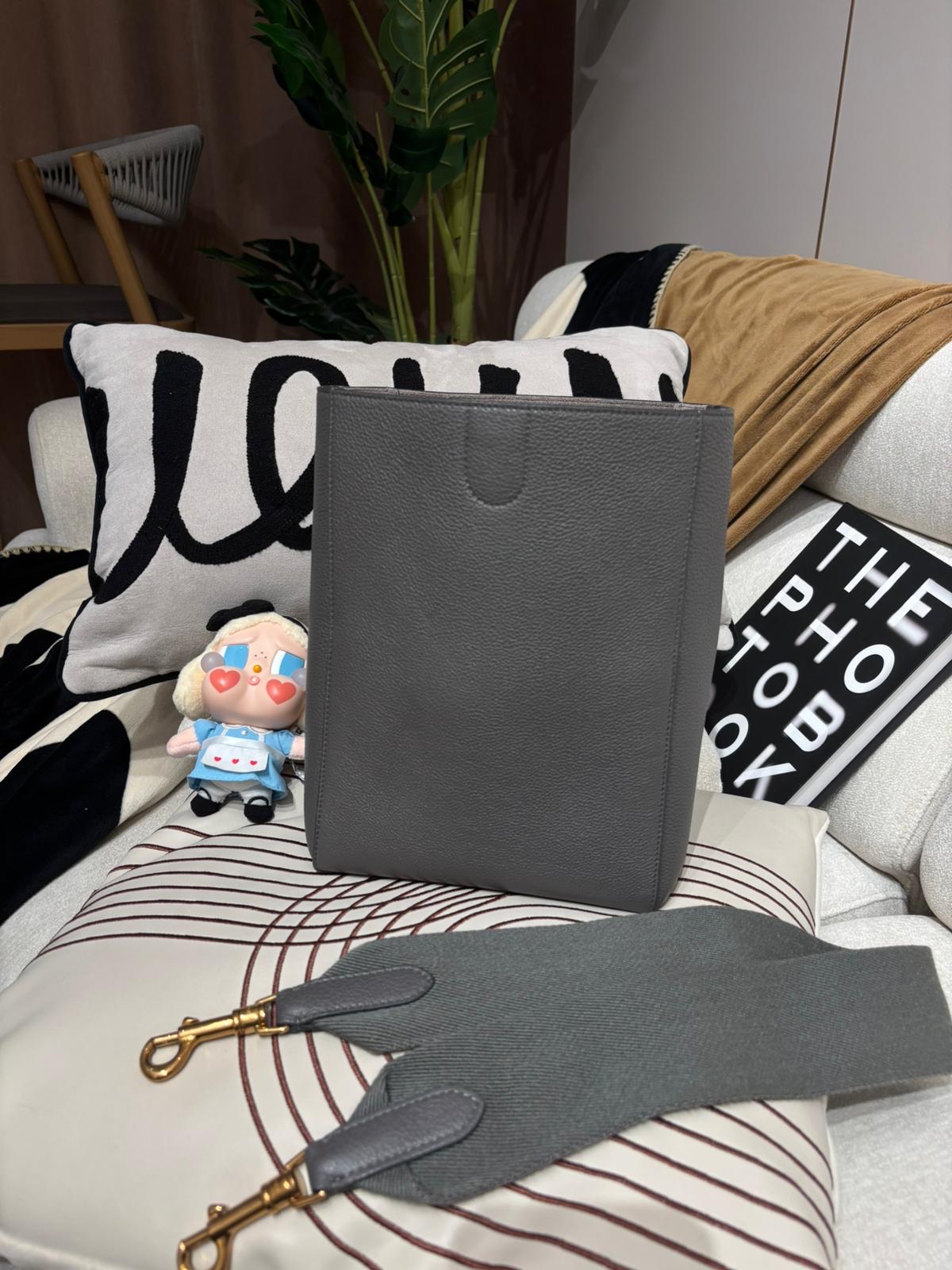 Celine sangle small 灰色牛皮水桶袋 new logo 100%Authentic,99%new ✅Tap✅dust bag 