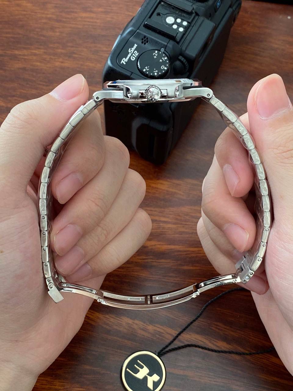 鹦鹉螺市场独家专用机芯，升级无噪音刻字版原版机芯🔥🔥 详细升级解读: 1.升级机芯全部精雕刻字，清晰不磨损，纹理做到极致。 2.升级自动陀片，采用瑞士超精密轴承，业界史无前例的安装陀片工艺。做到百分百降噪音。 3.原版机芯，无假夹版，无假摆轮，无假红宝石。WY-3k厂完整的复刻出3.3毫米的绝版高品质324SC机芯. 4..升级表盘刻度夜光超亮，而且整体做到和谐一致同步亮度。 5.鹦鹉螺经典蓝盘，目前改进与正品一致的颜色，秒杀其他工厂的表盘细节和做工。 6.日历窗口每一只手表做了水平正位，不出现偏斜遮挡。 7.把头调节档位顺畅度的多次调试，调试到最佳状态。使得升级版手雷调校时间和上链的手感畅顺 8.升级了整个手表厚度8.3毫米，完美实现全网最薄机械表，等同原装厚度。佩戴起来舒适无比。 9.重点强调324Sc机芯顺时针调日历，也就是由上往下调日历。注意辨析和正品一致。 10.调节时间的时候，拉表冠二挡。大秒针是不停止的。和正品也是一致。