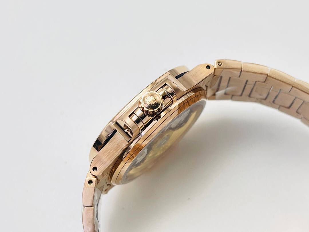 【2023墙裂推荐 强势来袭】 🔥百达翡丽Nautilus女式腕表推出全新珠宝款式腕表！ 🉐️赠送价值💰288旅行便捷定制手表表盒！ 1⃣️八角形表圈镶饰双排68颗长形锰铝榴石，呈现自干邑色(12时和6时位置)至香槟色(9时和3时位置)的双重渐变效果。表盘镶嵌尖顶形干邑色锰铝榴石时标。光影流转之间，这款珍稀杰作尽展现代韵致。 2⃣️表盘饰以Nautilus女式腕表特有的波纹图案，确保清晰易辨，体现百达翡丽对可读性的追求，即便是珠宝腕表也不例外。 3⃣️腕表定制9015改324SC自动上弦机械机芯 机芯视窗式日期显示。中心大秒针。 4⃣️表盘镀玫瑰金表盘，“波纹”图案，尖顶形干邑色锰铝榴石时标。 5⃣️表壳玫瑰金。蓝宝石水晶透盖。防水系数60米。 6⃣️直径(10时至4时位置):35.2毫米，同步正品！ 7⃣️表带玫瑰金新扣款式！ 匠心力作 欢迎各位表友品鉴！