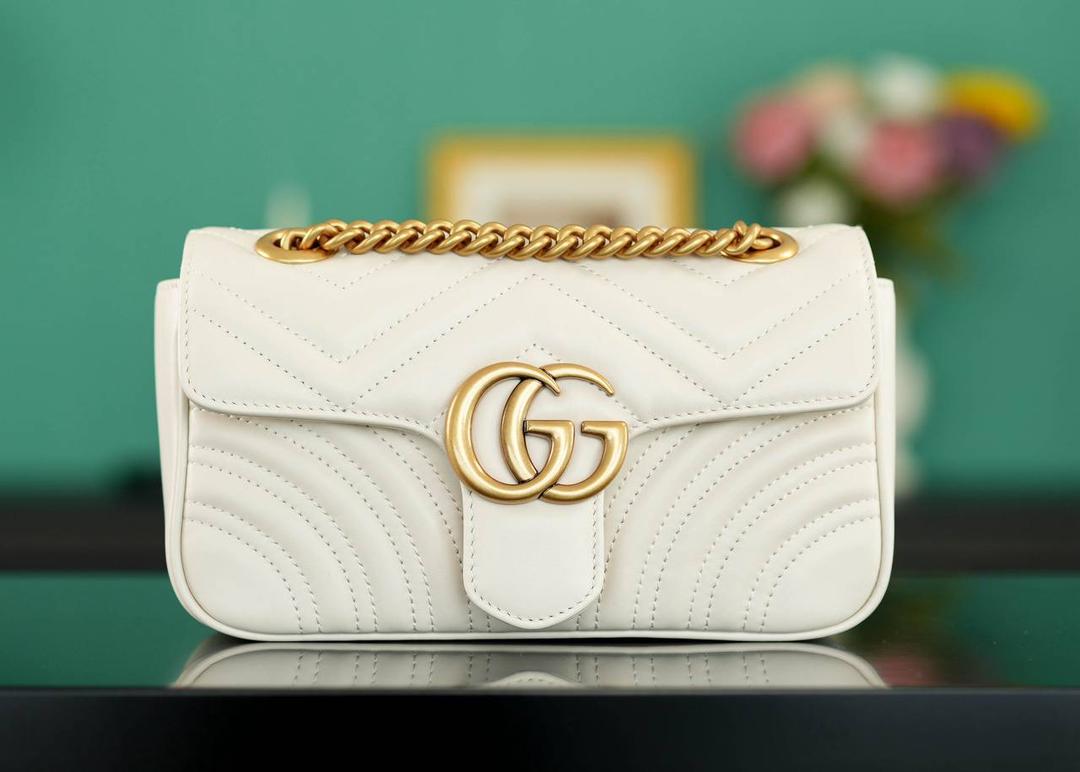 👜Marmont系列肩背包经典款 白色 22cm💕 （原厂皮 全铜五金） 正品售价¥18.000 独家原厂皮发售 限量级别 GG招牌款，镇店之宝 白色真的超级温柔又高级！ 原厂牛皮搭配经典的双G扣，复古做旧风格 背上就有白富美即视感， 属于所有人都能驾驭的颜色 官方款号 446744 尺寸小号：22x13x6cm 尺寸大号：26x15x7cm