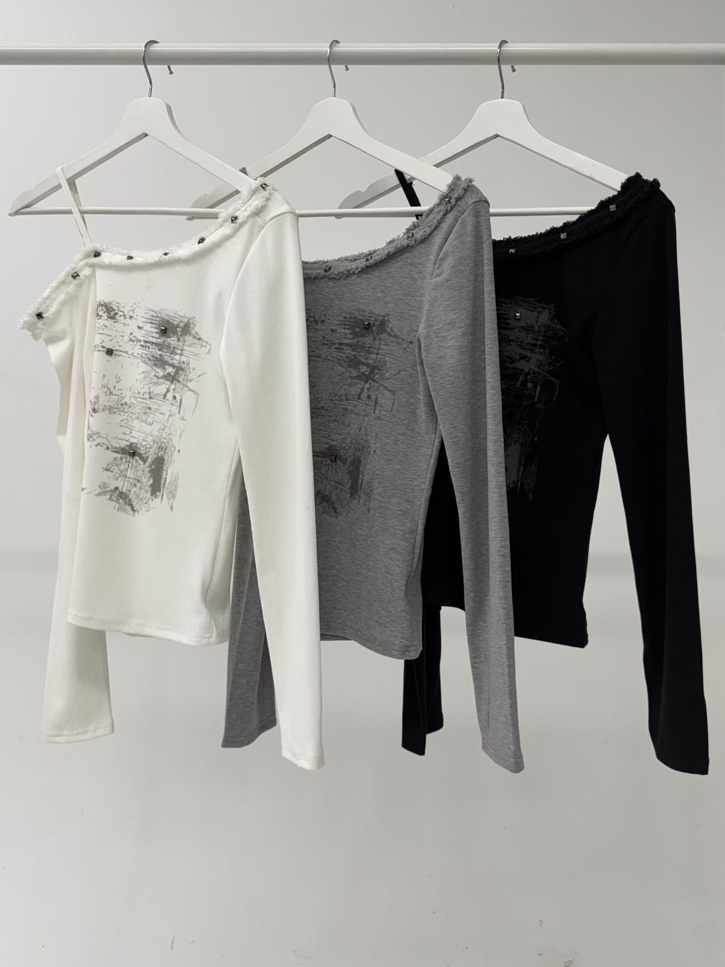 韓國單肩窩釘塗鴉top