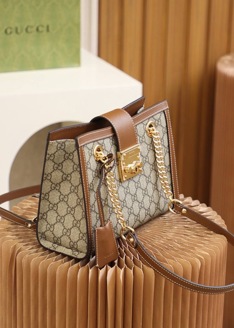 🔺𝐏𝐚𝐝𝐥𝐨𝐜𝐤系列小号 原厂皮#498156#🔻 ☑️尺寸小号：26*18*10𝐜𝐦 中号：35*23.5*14cm 𝙋𝙖𝙙𝙡𝙤𝙘𝙠系列是𝙂𝙂家族里的王牌产品 非常王炸的一个系列🌟 被众多博主已经明星不断的种草推荐 配有钥匙扣金属和购物袋🛍️的造型设计， 搭配经典的味道，呈现出一种高级的美， 小号尺寸更加适合喜欢日常通勤风以及休闲风的人， 通勤和休闲皆可，百搭显气质！