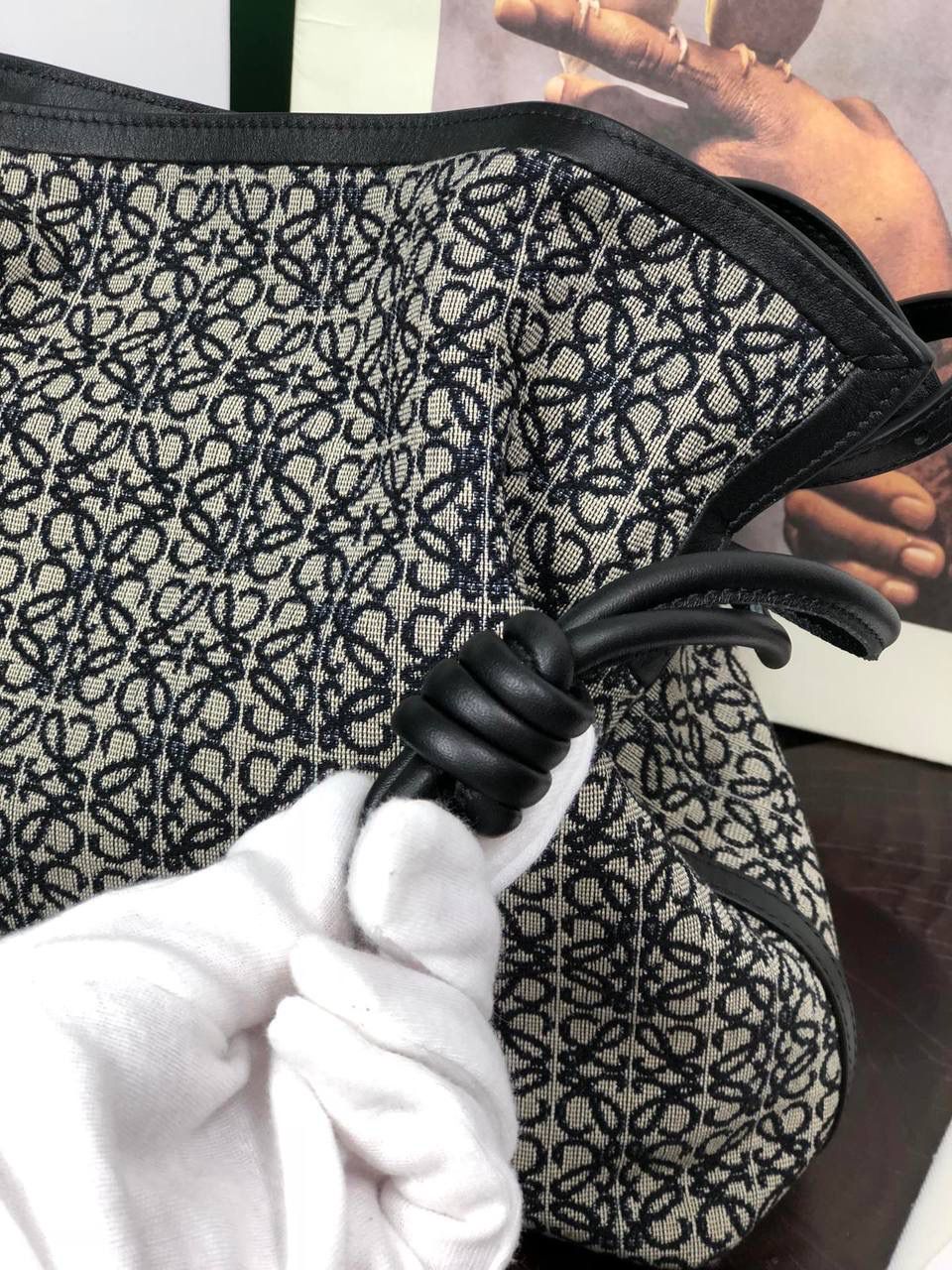 Flamenco clutch-NEW ┈┈┈୨୧┈┈┈ ✦中号✦ ❤️flamenco clutch bag可手拿亦可优雅斜挎 云朵般温暖亦轻盈的造型如此简单，💯耐看💯不会out的款式！ ❤️包袋采用进口小牛皮和提花帆布制成，手感如羊皮般细腻柔软，却比羊皮更加结实耐用，肩背、斜挎或手拿，🉑拆卸🉑调节长度。经典Anagram图案，人字纹棉质衬里。 ❤️ 采用拉绳收紧，品牌标志性绳结设计，收紧袋口就是小福袋造型，超Q，看着不大实际超会装😇 中号尺寸：30-24.5-10.5cm 编码：052028 迷你尺寸：22.5-18-9cm 编码：052030