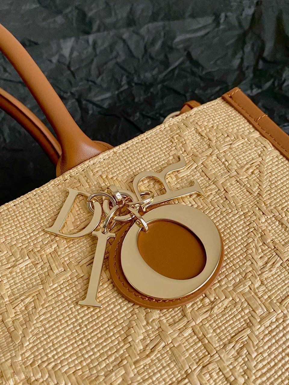 🈶中号 𝗗𝗜𝗢𝗥 𝗯𝗼𝗼𝗸 𝘁𝗼𝘁𝗲 拉菲草 不得不说，D家确实好会玩啊 可以背的托特来了！简直不要太棒 在最最最经典的托特上又衍生爆款了🤟🏻 全新拉菲草材质编织立体菱格，有种野奢感😎 这两年草编包很火，高级的度假风 我要迫不及待到假日啦，想去浪的心啊😍😍 36×16×27cm