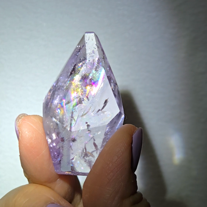 Amethyst pocket stone with rainbows and phantoms - AM68