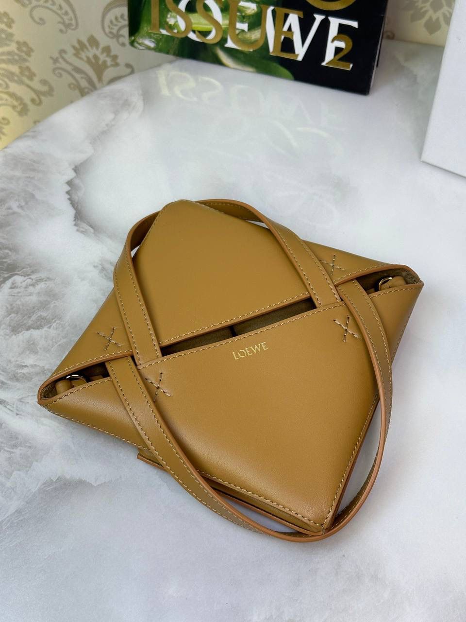 *𝐌𝐢𝐧𝐢 𝐏𝐮𝐳𝐳𝐥𝐞 𝐅𝐨𝐥𝐝折叠手袋👜* ——全新【𝗡𝗘𝗪】升级‼️ 延续经典𝙋𝙪𝙯𝙯𝙡𝙚的标志性几何裁剪设计，新晋顶流🅰️𝙋𝙪𝙯𝙯𝙡𝙚 𝙁𝙤𝙡𝙚 𝙏𝙤𝙩𝙚以折纸包为灵感，升级成🉑完全折叠‼️的结构，立体与平面任意切换，出差旅行🧳必备单品。小牛皮材质轻且柔软，𝐌𝐢𝐧𝐢尺寸搭配一条可拆卸式肩带，手提，肩背，斜挎多样化背法✨ 尺寸：𝟏𝟔.𝟓-𝟗.𝟓-𝟐𝟎cm 款号：052322