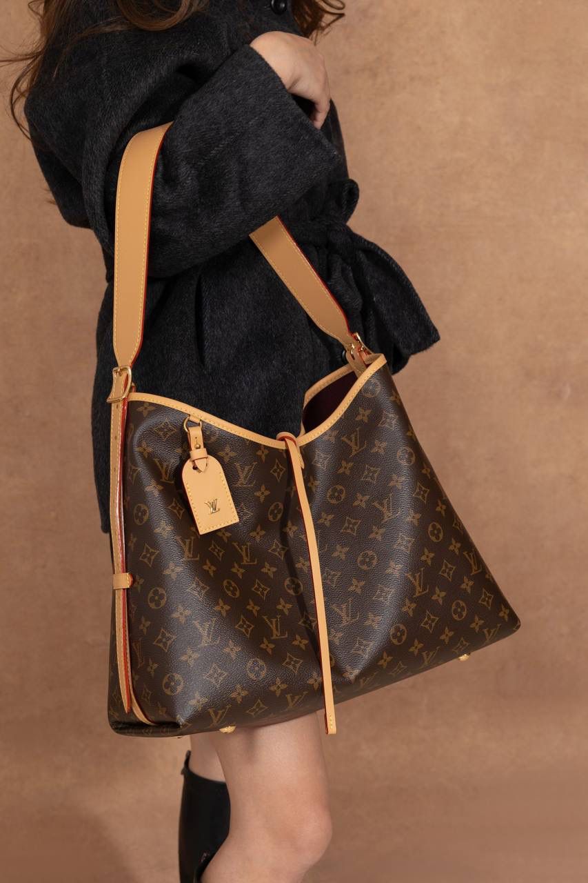 LV CARRYALL🎀 整体风格偏 休闲、随性、有点慵懒感，背上身直接爱上❤️ 字母包设计很贴心，不管是拿来当通勤包，还是妈咪包，都超级适合。容量大、很好装东西，而且又耐看又百搭，天天背都不会腻。 可以说是 又实用又好看的王者包款 了✨ 中号：尺寸 39×30×15cm 小号：尺寸 29x24x12cm 大小刚刚好，看起来大气又很实用。这款 Carryall 系列真的是爆款中的爆款，颜值超高，真的会让人一看就想要！从上市第一天开始就一直缺货，真的不是开玩笑的！！😍✨