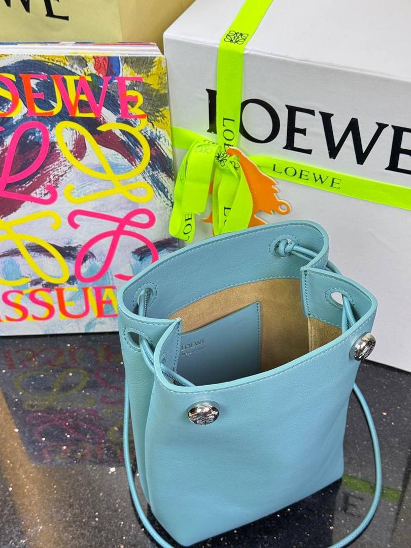 🎈（全钢）新款𝗣𝗲𝗯𝗯𝗹𝗲 𝗽𝗼𝘂𝗰𝗵手机包 ——【水蓝色到货💕】 尺寸：𝟮𝟭.𝟱-𝟭𝟳-𝟳𝗰𝗺 编码：652406 👉🏻采用进口纳帕小牛皮材质•包包手感超级舒服柔软•自重超轻。 👉🏻正面装饰两颗闪亮的𝗽𝗲𝗯𝗯𝗹𝗲配饰•精致可爱时髦•可调节肩带•腋下单肩斜跨皆🉑。 容量超大•可容纳5到6部手机•日常出行一个包就够啦😍