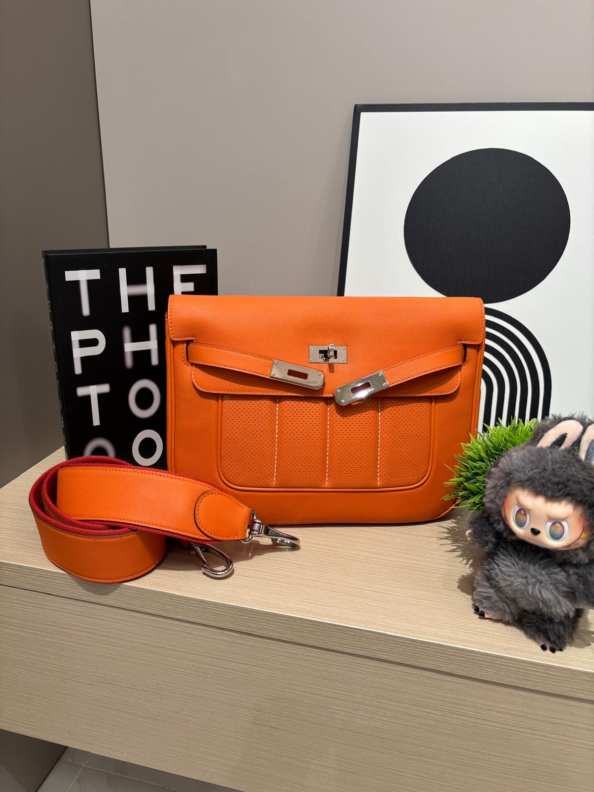 Hermes berline 28,calfskin 100%Authentic ,98%new ✅dust bag✅strap  