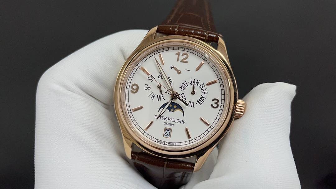 🌐新款到货🌐 百达翡丽最热门款式，PP复杂功能计时系列5146R 5147。功能方面的巧妙构思，外观上的合理布局，以及优越的机芯性能，无一不体现出百达翡丽大师们的独特设计，一件经典的艺术品。 采用39mm表盘直径，高性能Cal.324自动机械机芯，具备年历，日期，月份和月相显示功能，提供了强大的时间衡量功能，表盘设计中心大秒针，是时间易于读取。 相信这样的一款腕表会是很多爱表人士所梦寐以求的，但是就如它水中月的意象一样，可遇而不可求，所以，如果有个机会出现在你面前，那么就好好珍惜吧。