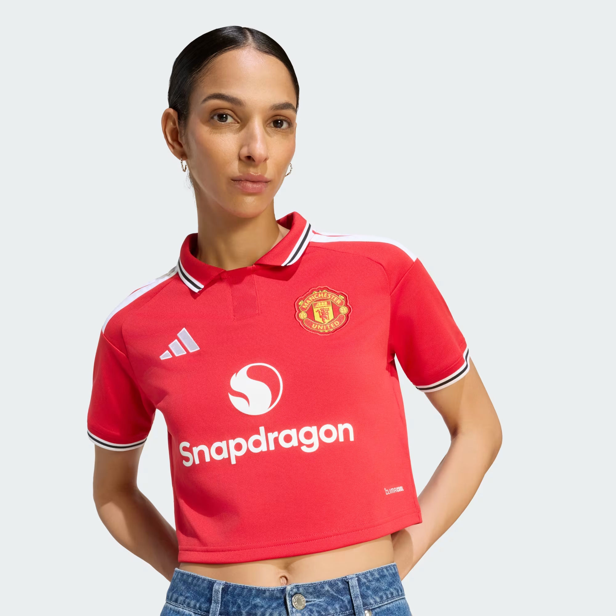 重現七十年代紅魔榮光 Adidas Manchester United 曼聯 2026-27 女裝主場短版球衣 (可加印字章) KC4787