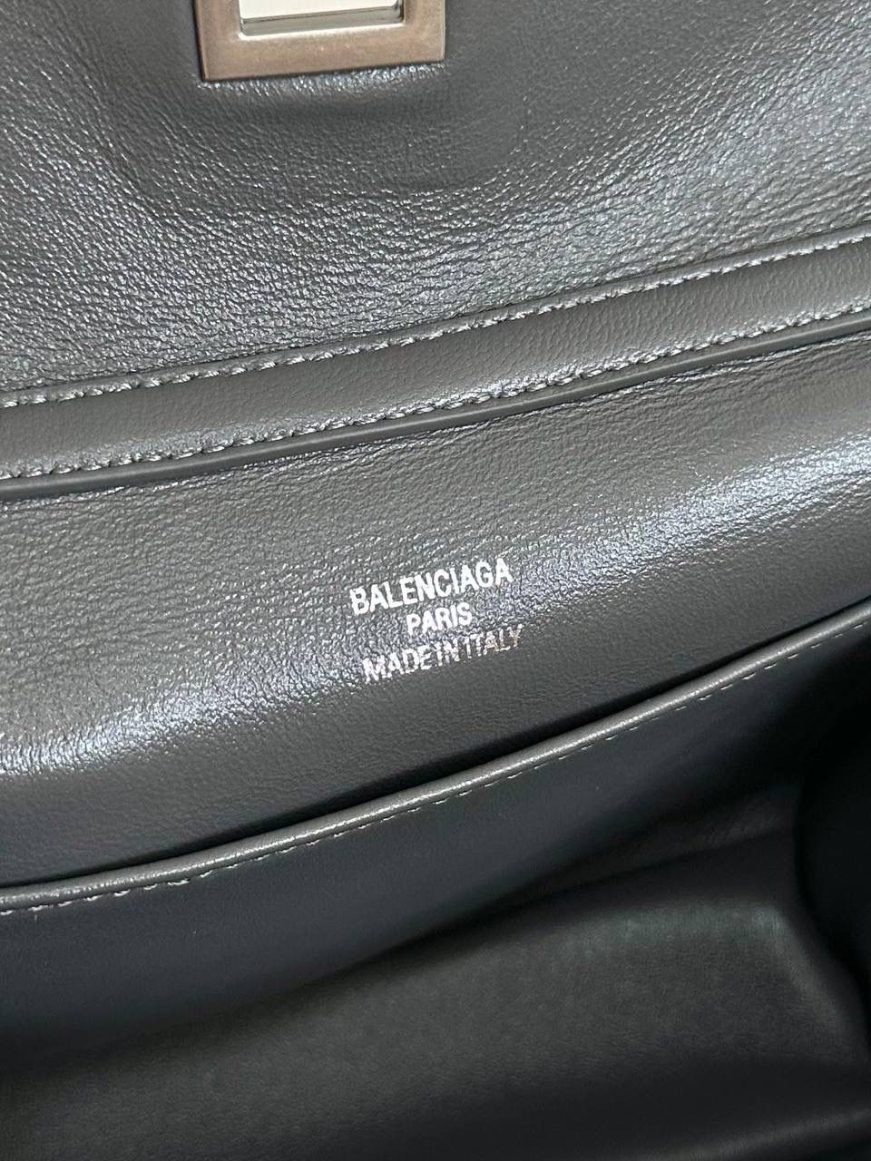 ba1enciaga rodeo灰银mini🪨 哒哒哒，mini也来咯 看完正常size的rodeo再来看mini 真的是除了可爱还是可爱 这种尺寸就不挑身高了 每个人背出来都是萌萌哒哈哈哈 而且男生女生都能背，不挑性别～ 这只包的皮一定不能硬，也不能太软太亮 大号：39.8×29.9×12.9cm789744m 中号：35×23.3×10.9cm789772m 小号：28.9×20×9.9cm789779m mini：23×17×9cm795456m