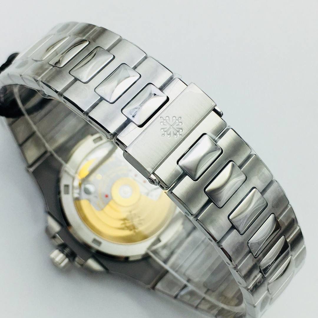 新力作 V4超级升级版 百达.翡丽鹦鹉螺重磅来袭！ 1：第一款真正意义上的超级鹦鹉螺，震撼来袭，全新修正的不锈钢表带，铰链部分根据真正的百达翡丽鹦鹉螺不锈钢表带拆解开发，和正品一致的贴合效果！ 2：逆袭之前所有副本，铰链开合角度和正品一致，锁毕声音和正品相同！ 3：重点指出此次V4版的面盘在采用与真品一致的覆荧光涂层金质立体时标，特别突出的“蓝魅”面无限接近原版！ 4：机芯方面是全新订制的修正版的一体芯Cal.324机芯，是目前唯一做到机芯的钢印与正品一样的雕刻工艺。