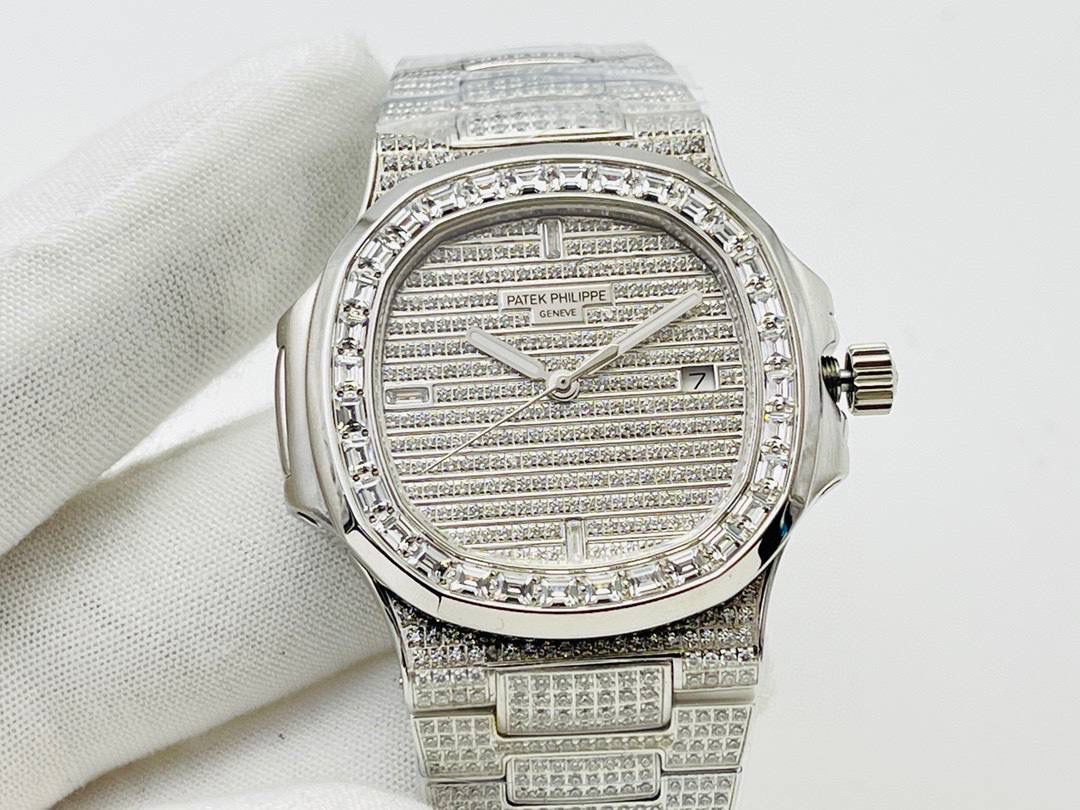 百达翡丽PATEK PHILIPPE优雅运动系列5711/1A鹦鹉螺，钢表之王，全网最佳解毒方案！细节方面： 1⃣️直径40毫米！ 2⃣️搭配定制版机改Cal.324自动机芯。 3⃣️316L定制级人体工程学表带！ 4⃣️钢带圈口珠是钻石型的，与正品相结合。