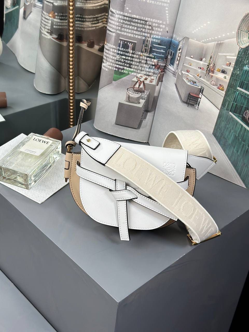 *𝘔𝘪𝘯𝘪 𝘎𝘢𝘵𝘦 𝘋𝘶𝘢𝘭 马鞍手袋 ✨上新 new in✨ 尺寸:15*12.5*9cm（中部最宽处21cm） 编码:522127 颜色: 织带/全麦拼白色 将原本的细肩带更换成存在感更强的帆布宽肩带，点缀logo印花，休闲率性感满满！ 包身采用非常柔韧光滑小牛皮，内里麂皮，内置两个卡槽，Puls🉑️无忧。 经典造型手袋，换上了新肩带，估计又有不少包控要失去抵抗力啦👏🏻